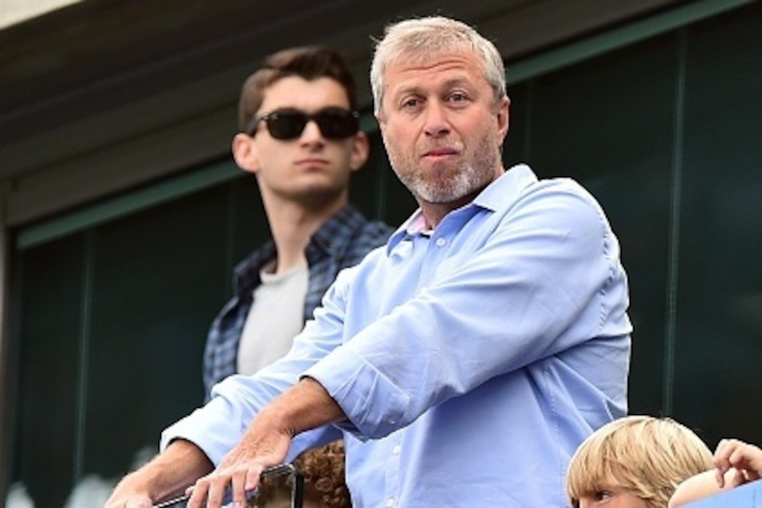 Chelsea's Russian owner Roman Abramovich (C) stands with his son Aaron Alexander (L) before the English Premier League football match between Chelsea and Sunderland at Stamford Bridge in London on May 24, 2015. 
AFP PHOTO / BEN STANSALL
RESTRICTED TO EDIT