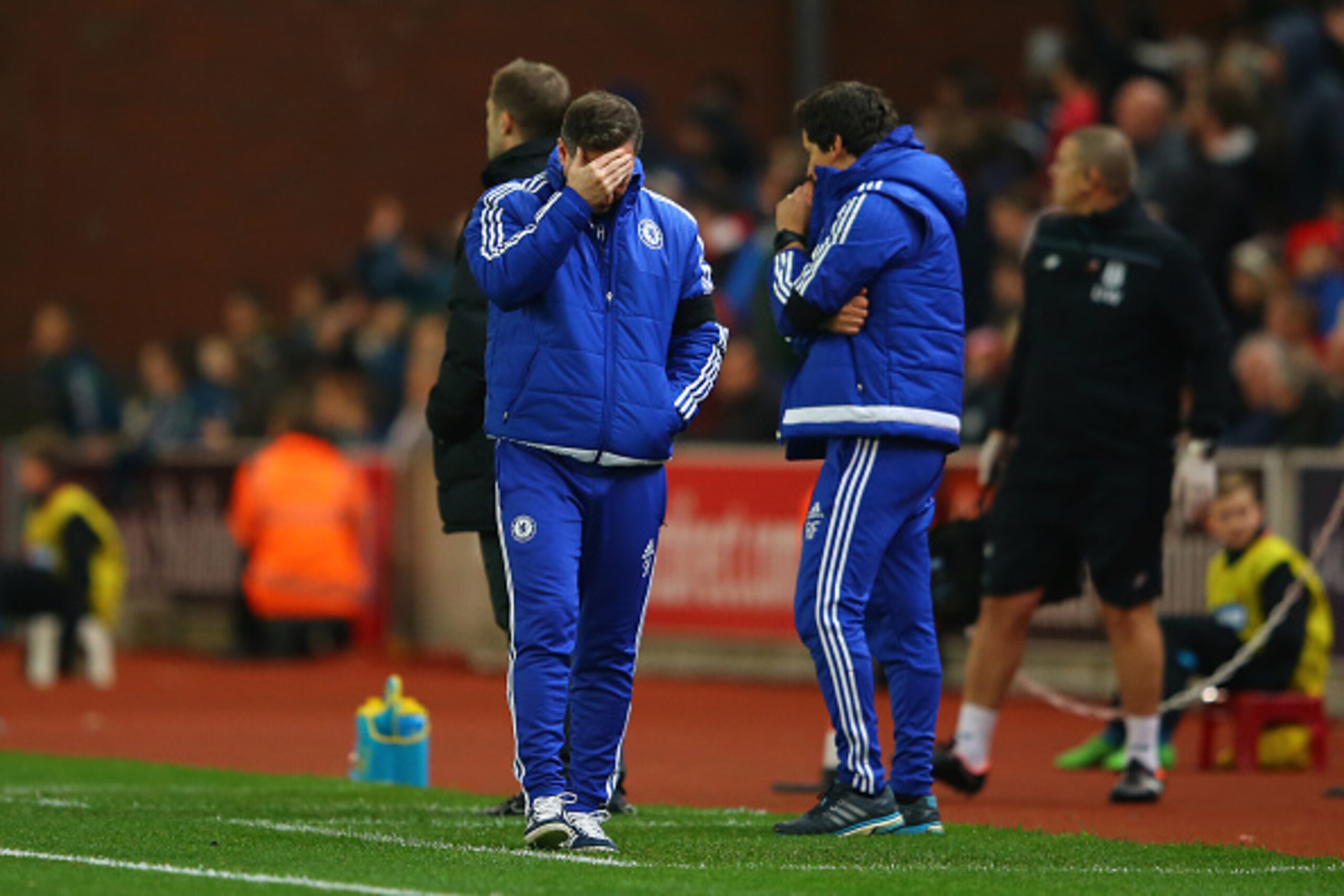 STOKE ON TRENT, ENGLAND - NOVEMBER 07:  Chelsea assistant coach Steve Holland reacts during the Barclays Premier League match between Stoke City and Chelsea at Britannia Stadium on November 7, 2015 in Stoke on Trent, England.  (Photo by Richard Heathcote/