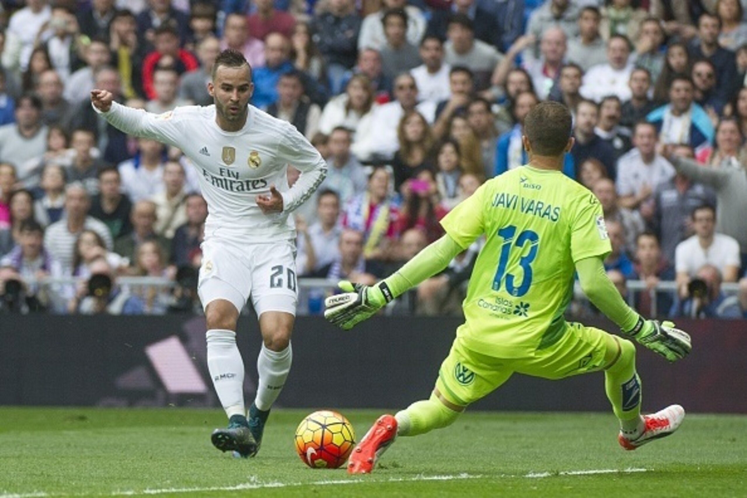 Real Madrid's forward Jese Rodriguez (L) vies with Las Palmas' goalkeeper Javi Varas during the Spanish league football match Real Madrid CF vs UD Las Palmas at the Santiago Bernabeu stadium in Madrid on October 31, 2015.  AFP PHOTO / CURTO DE LA TORRE   
