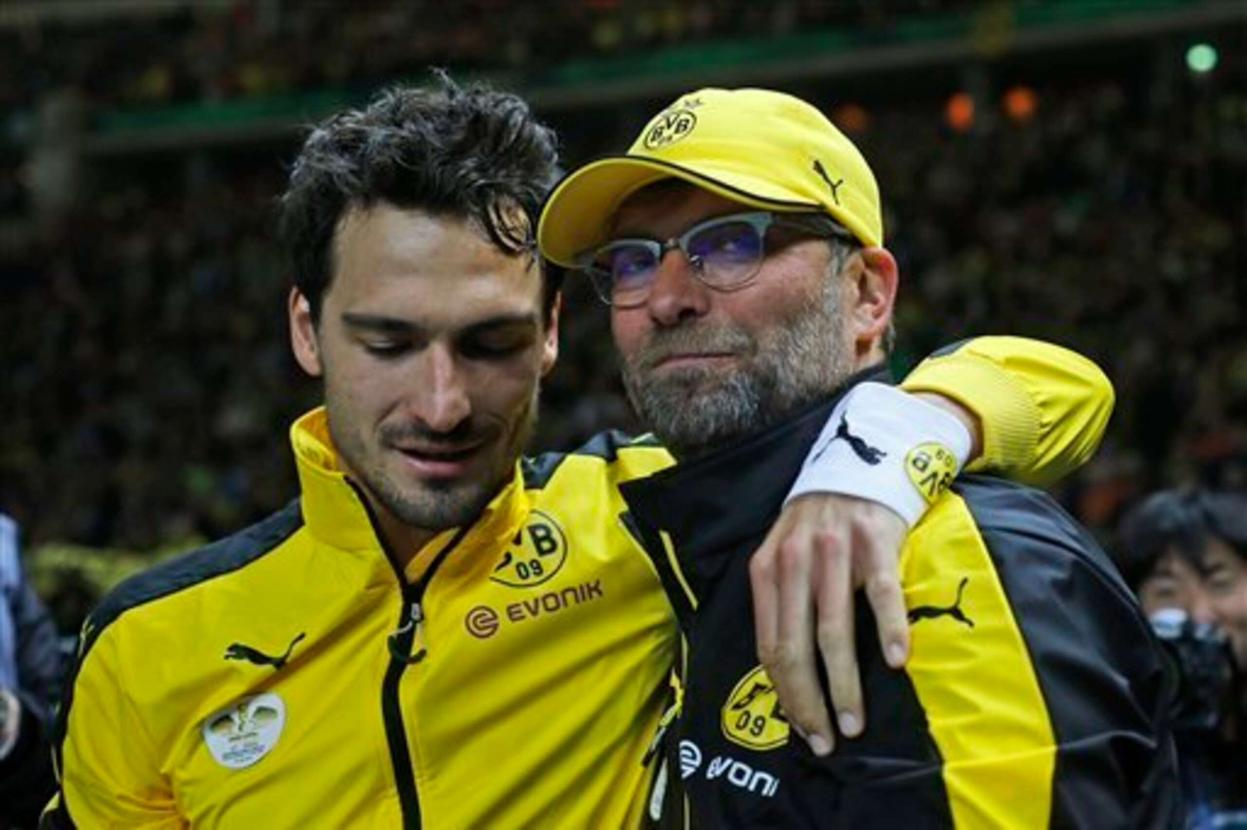 Mats Hummels consoles Jurgen Klopp after defeat by Wolfsburg in the DfB Pokal final, his final game as Dortmund coach