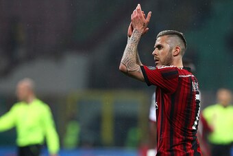 MILAN, ITALY - MARCH 21:  Jeremy Menez of AC Milan celebrates victory at the end of the Serie A match between AC Milan and Cagliari Calcio at Stadio Giuseppe Meazza on March 21, 2015 in Milan, Italy.  (Photo by Marco Luzzani/Getty Images)