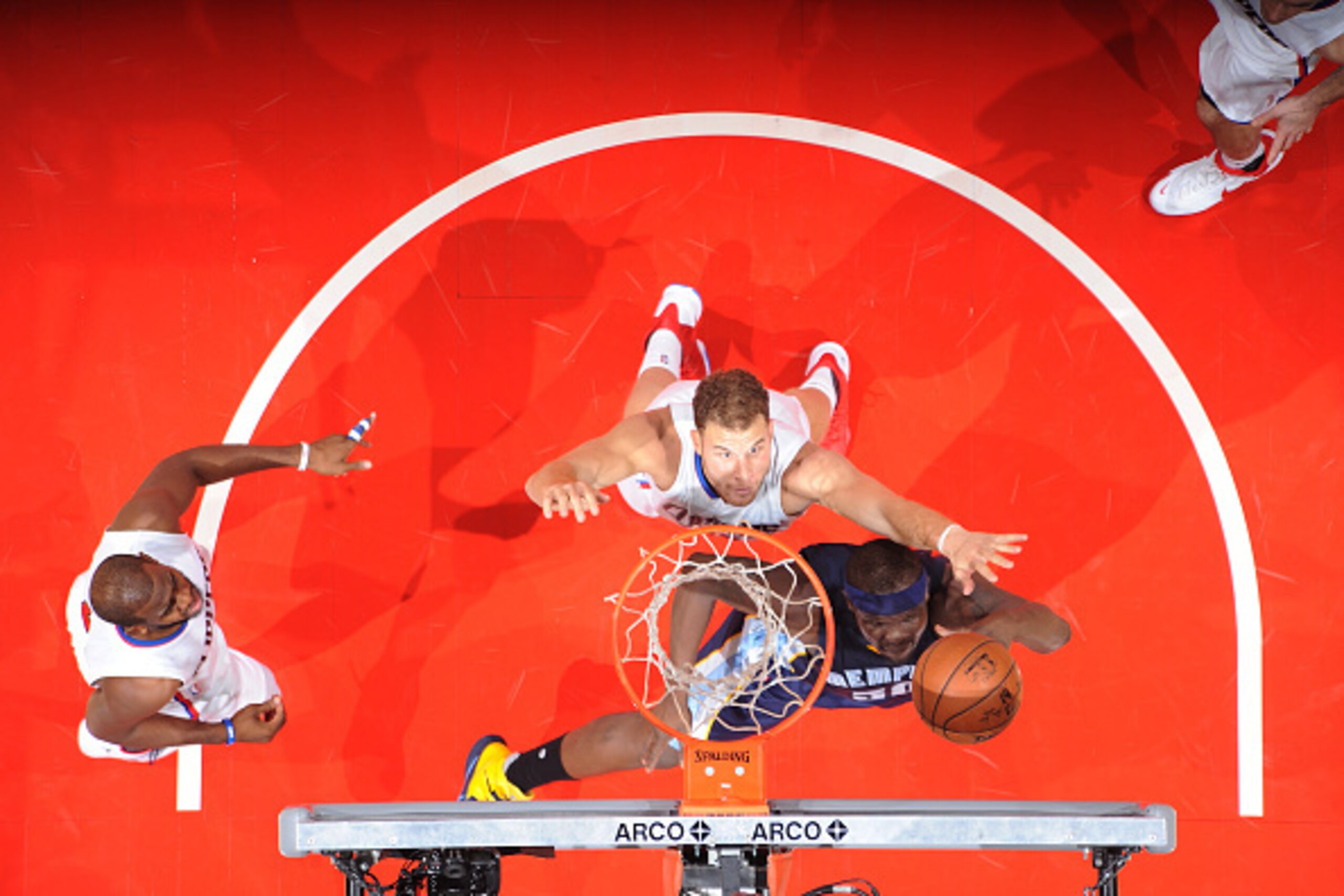 LOS ANGELES, CA - NOVEMBER 9:  Blake Griffin #32 of the Los Angeles Clippers and Zach Randolph #50 of the Memphis Grizzlies fights for position during the game on November 9, 2015 at STAPLES Center in Los Angeles, California. NOTE TO USER: User expressly 