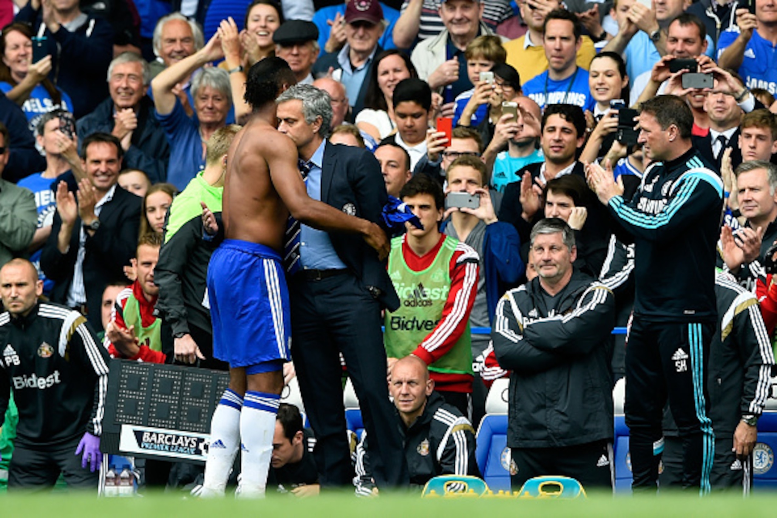 LONDON, ENGLAND - MAY 24:  Jose Mourinho manager of Chelsea and Didier Drogba of Chelsea hug as he is replaced during the Barclays Premier League match between Chelsea and Sunderland at Stamford Bridge on May 24, 2015 in London, England.  (Photo by Mike H
