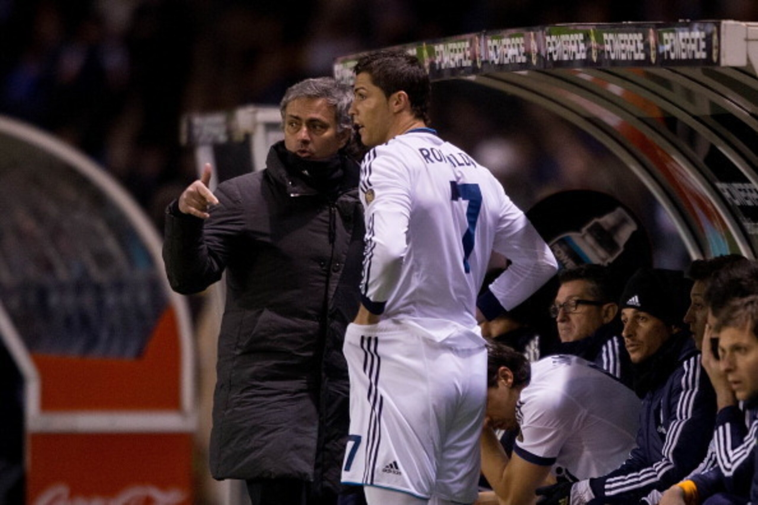 LA CORUNA, SPAIN - FEBRUARY 23:  Head coach Jose Mourinho (L) of Real Madrid CF gives instructions to Cristiano Ronaldo (2ndl) on the desk during the La Liga match between RC Deportivo La Coruna and Real Madrid CF at Riazor Stadium on February 23, 2013 in
