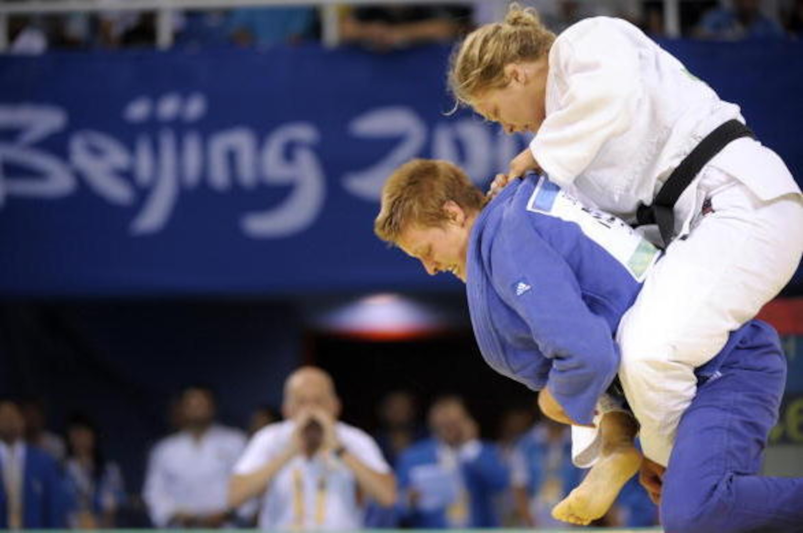 Netherlands Edith Bosch (L) and United States Ronda Rousey compete during their women's -70kg judo match of the 2008 Beijing Olympic Games on August 13, 2008 in Beijing.   AFP PHOTO / TOSHIFUMI KITAMURA (Photo credit should read TOSHIFUMI KITAMURA/AFP/Get