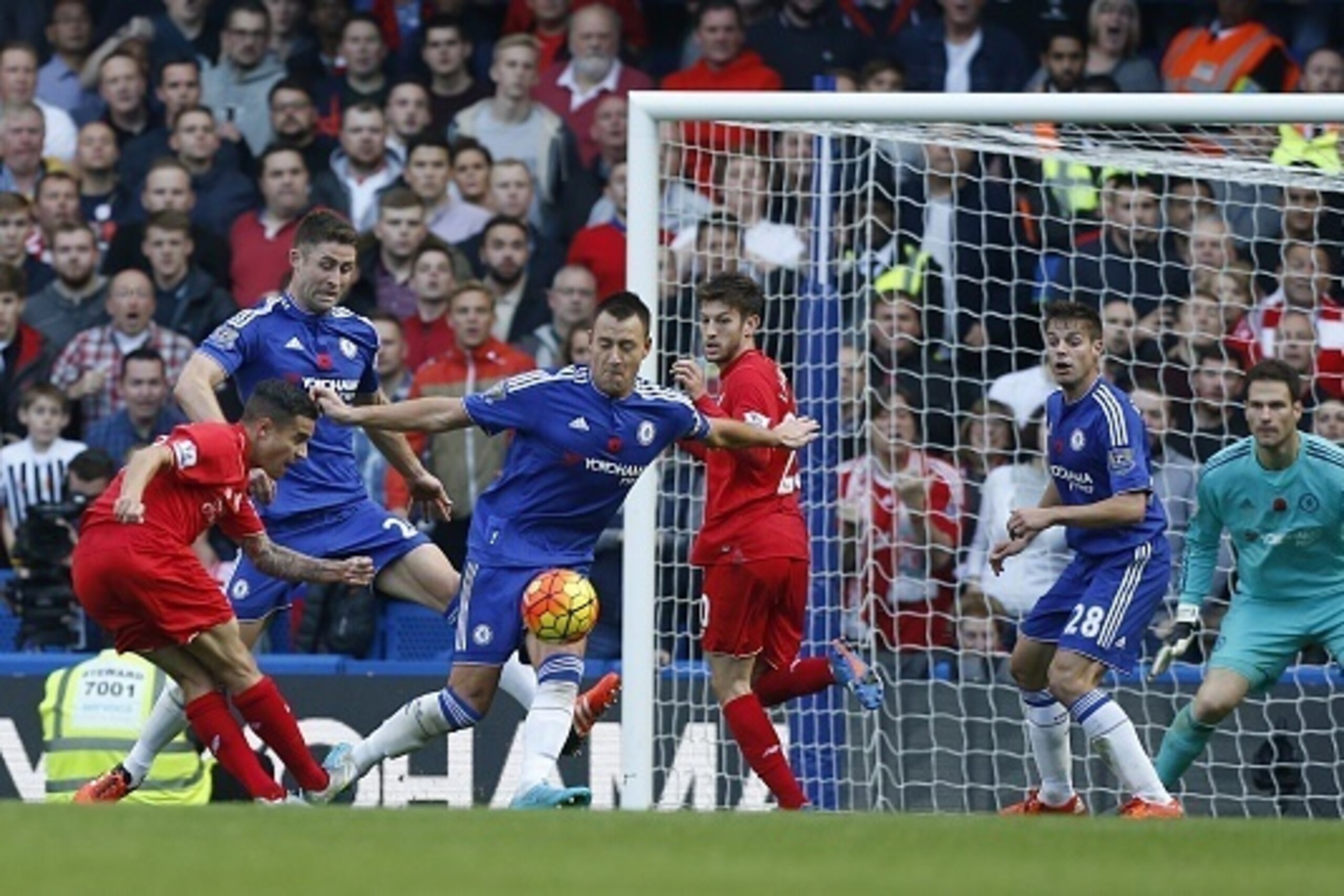 Liverpool's Brazilian midfielder Philippe Coutinho (L) shoots to score their second goal during the English Premier League football match between Chelsea and Liverpool at Stamford Bridge in London on October 31, 2015. AFP PHOTO / IAN KINGTON

RESTRICTED T