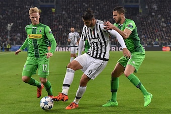 TURIN, ITALY - OCTOBER 21:  Alvaro Morata (C) of Juventus is challenged by Alvaro Dominguez of VfL Borussia Moenchengladbach during the UEFA Champions League group stage match between Juventus and VfL Borussia Moenchengladbach at Juventus Arena on October