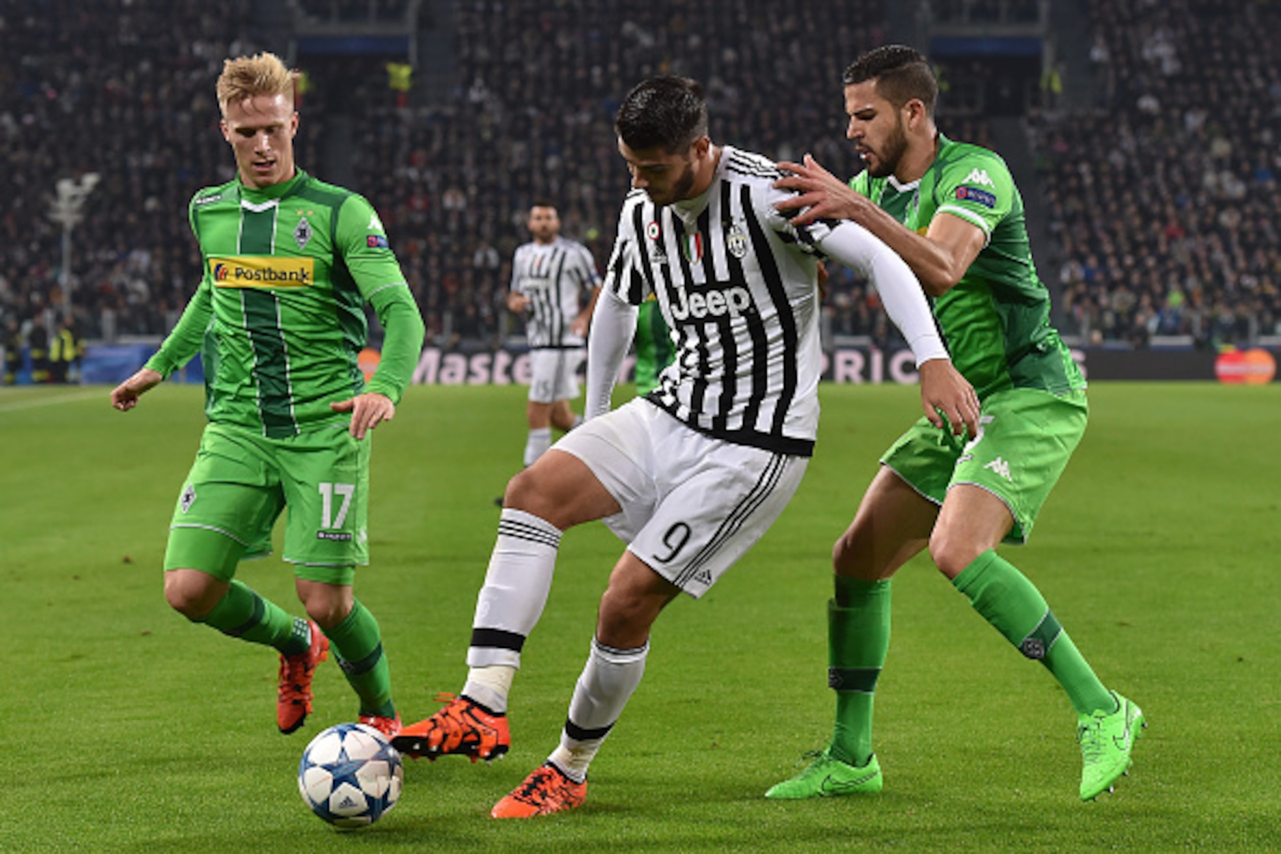 TURIN, ITALY - OCTOBER 21:  Alvaro Morata (C) of Juventus is challenged by Alvaro Dominguez of VfL Borussia Moenchengladbach during the UEFA Champions League group stage match between Juventus and VfL Borussia Moenchengladbach at Juventus Arena on October