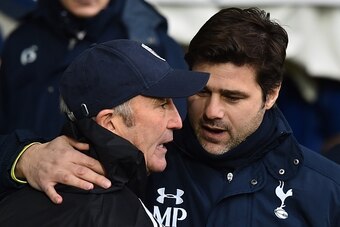 Tottenham Hotspur's Argentinian head coach Mauricio Pochettino (R) greets West Bromwich Albion's Welsh manager Tony Pulis (L) during the English Premier League football match between West Bromwich Albion and Tottenham Hotspur at The Hawthorns in West Brom
