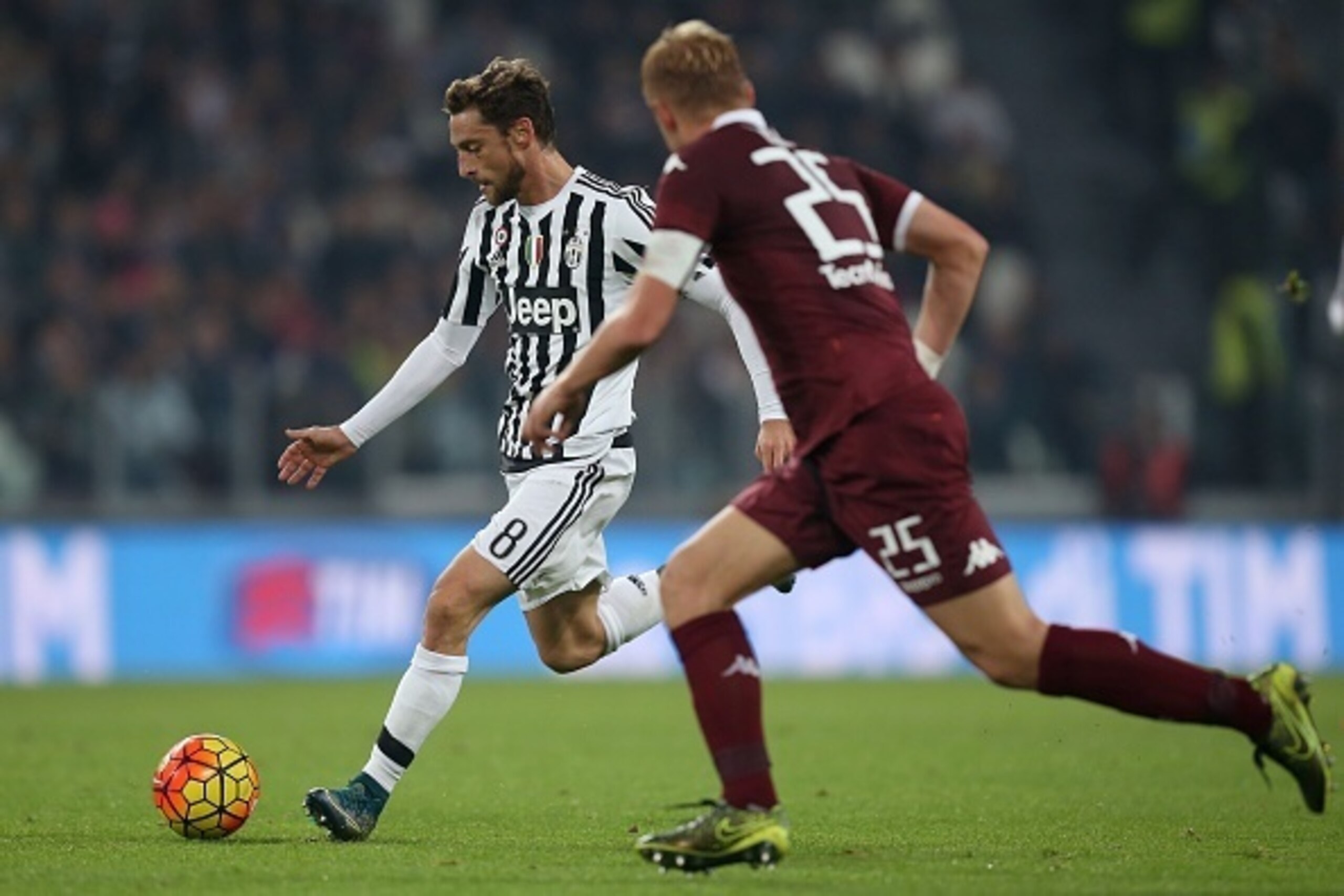 Juventus' midfielder Claudio Marchisio (L) during the Italian Serie A football match Juventus Vs Torino on October 31, 2015 at the Juventus Stadium in Turin.  AFP PHOTO / MARCO BERTORELLO        (Photo credit should read MARCO BERTORELLO/AFP/Getty Images)
