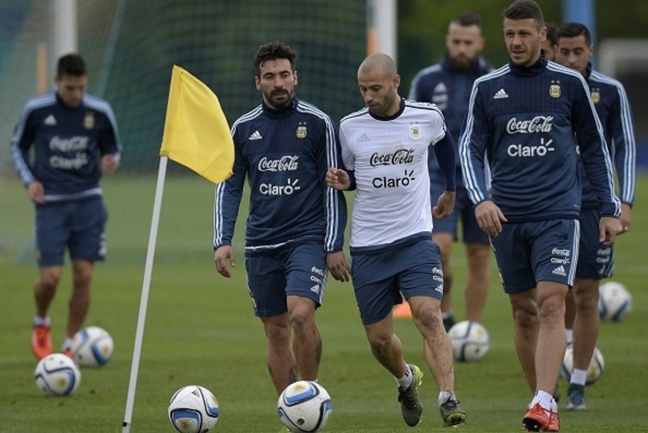 Argentina's footballers (L-R) forward Ezequiel Lavezzi, midfielder Javier Mascherano and defender Martin Demichelis walk during a training session in Ezeiza, Buenos Aires on November 9, 2015. Argentina will face Brazil in FIFA World Cup Russia 2018 South Argentina's footballers (L-R) forward Ezequiel Lavezzi, midfielder Javier Mascherano and defender Martin Demichelis walk during a training session in Ezeiza, Buenos Aires on November 9, 2015. Argentina will face Brazil in FIFA World Cup Russia 2018 South