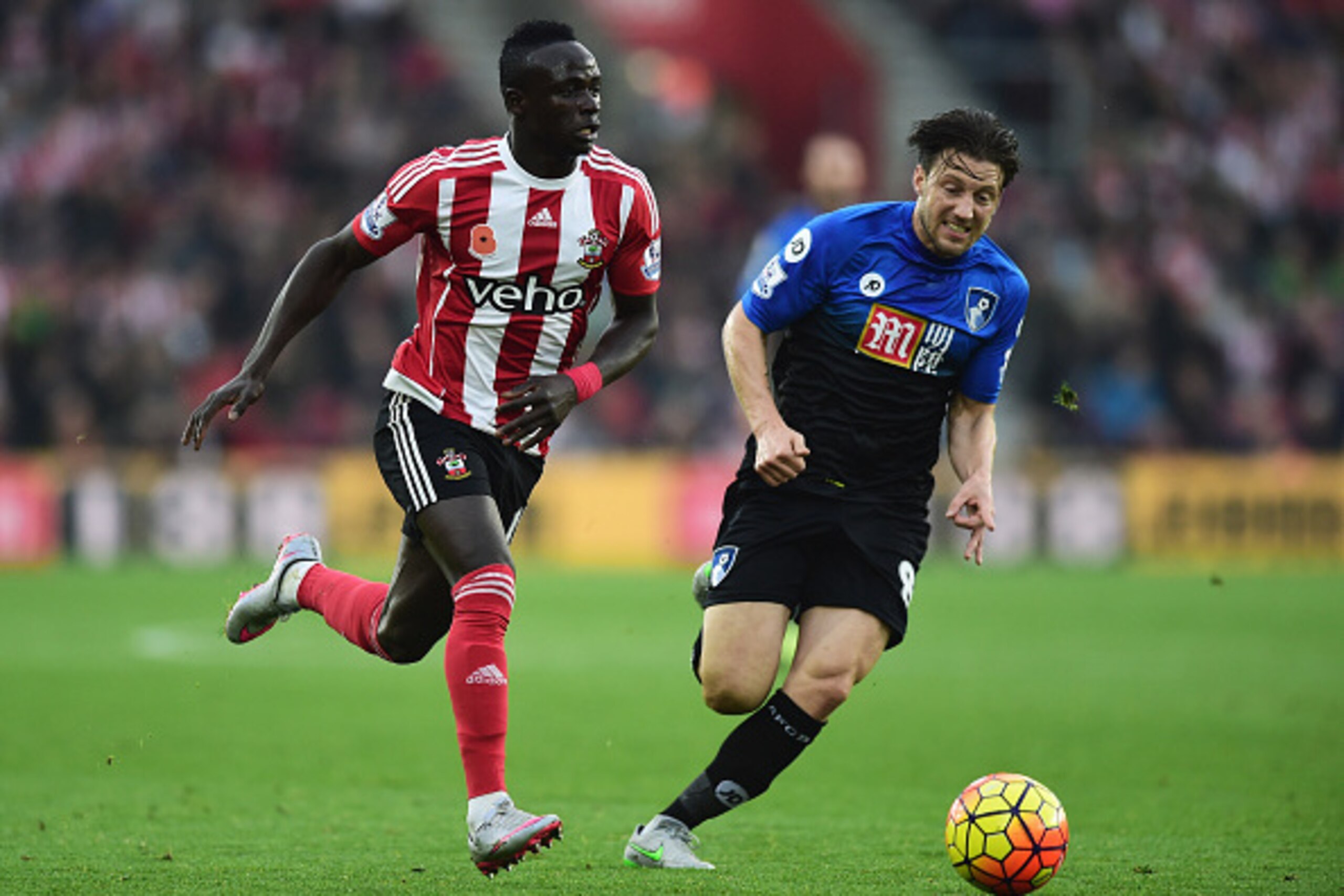 SOUTHAMPTON, ENGLAND - NOVEMBER 01:  Sadio Mane of Southampton is chased by Harry Arter of Bournemouth during the Barclays Premier League match between Southampton and A.F.C. Bournemouth at St Mary's Stadium on November 1, 2015 in Southampton, England.  (