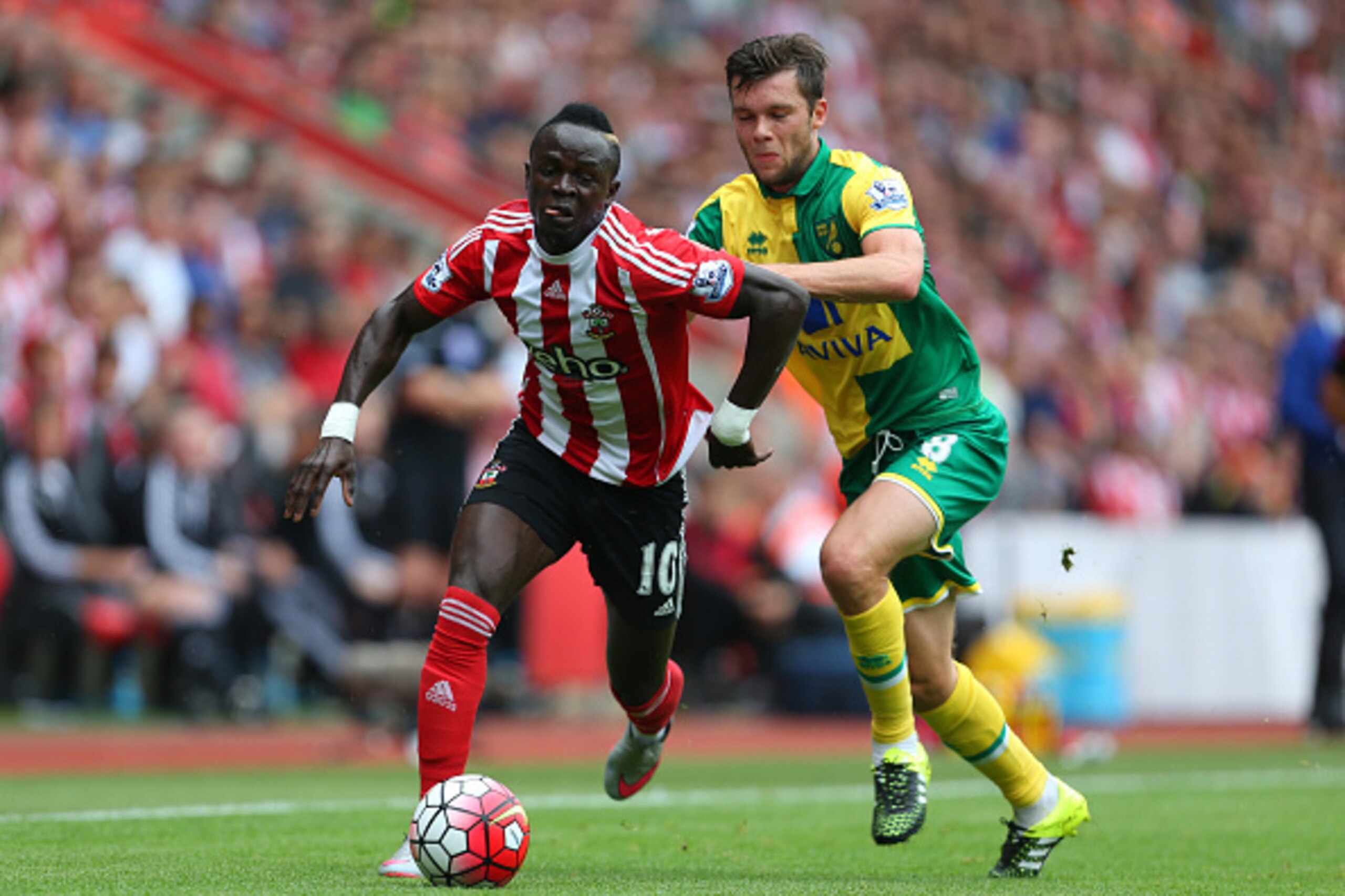 SOUTHAMPTON, ENGLAND - AUGUST 30:  Sadio Mane of Southampton and Jonny Howson of Norwich City during the Barclays Premier League match between Southampton and Norwich City on August 30, 2015 in Southampton, United Kingdom.  (Photo by Catherine Ivill - AMA