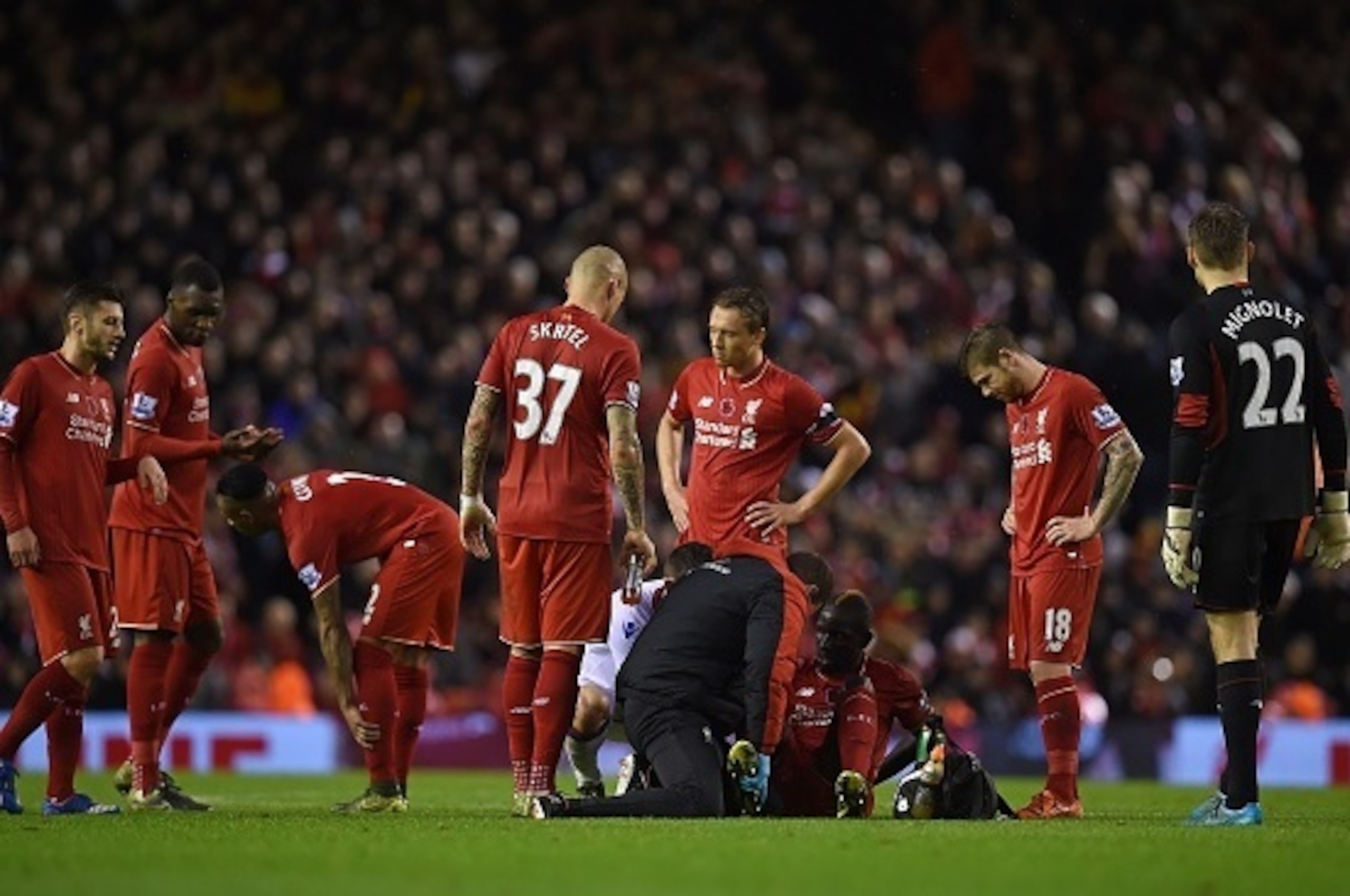 Liverpool's French defender Mamadou Sakho (3R) sits on the pitch as he receives medical treatment during the English Premier League football match between Liverpool and Crystal Palace at the Anfield stadium in Liverpool, north-west England on November 8, 