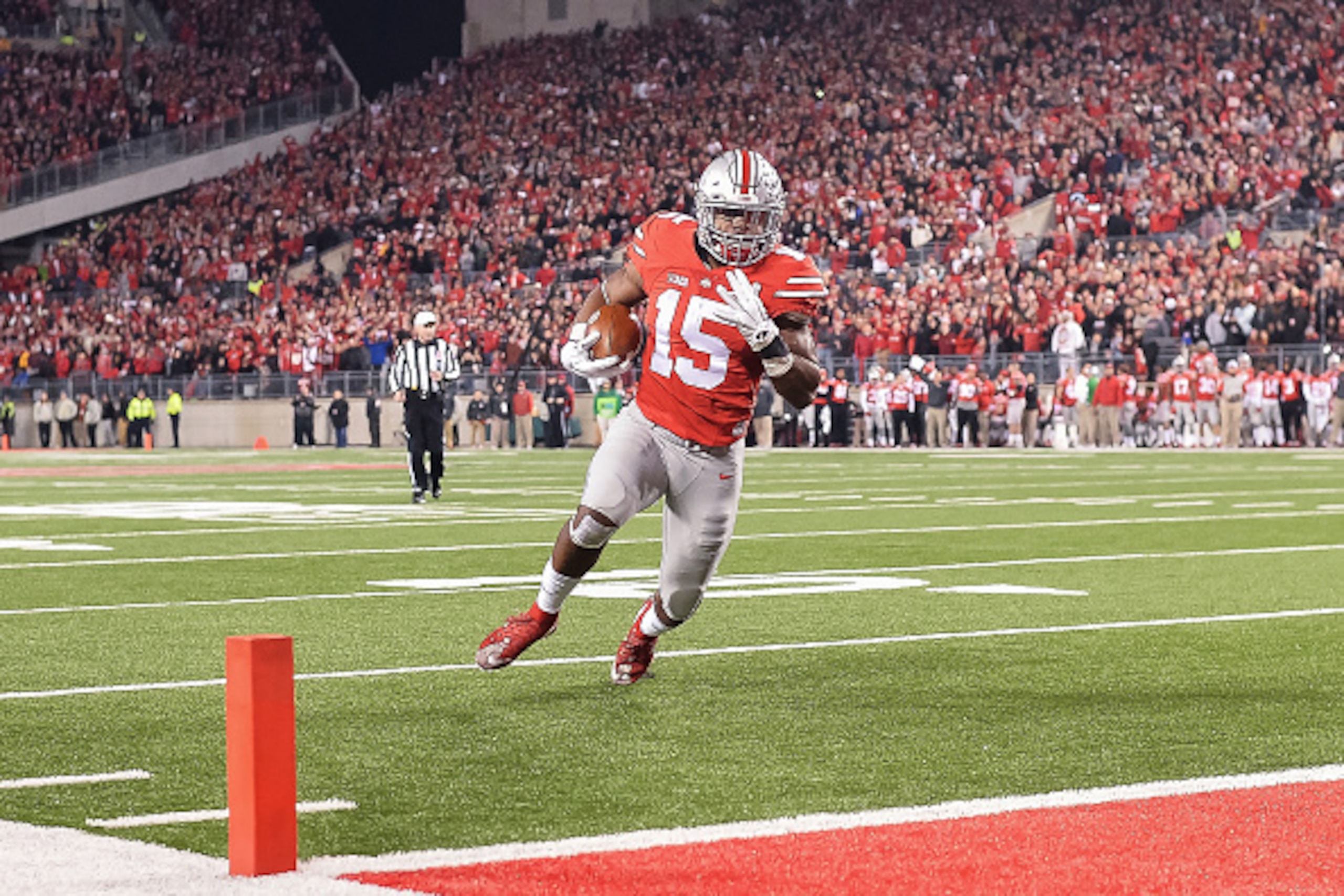 COLUMBUS, OH - NOVEMBER 7: Ezekiel Elliott #15 of the Ohio State Buckeyes runs with the ball against the Minnesota Golden Gophers at Ohio Stadium on November 7, 2015 in Columbus, Ohio. (Photo by Jamie Sabau/Getty Images) COLUMBUS, OH - NOVEMBER 7: Ezekiel Elliott #15 of the Ohio State Buckeyes runs with the ball against the Minnesota Golden Gophers at Ohio Stadium on November 7, 2015 in Columbus, Ohio. (Photo by Jamie Sabau/Getty Images)