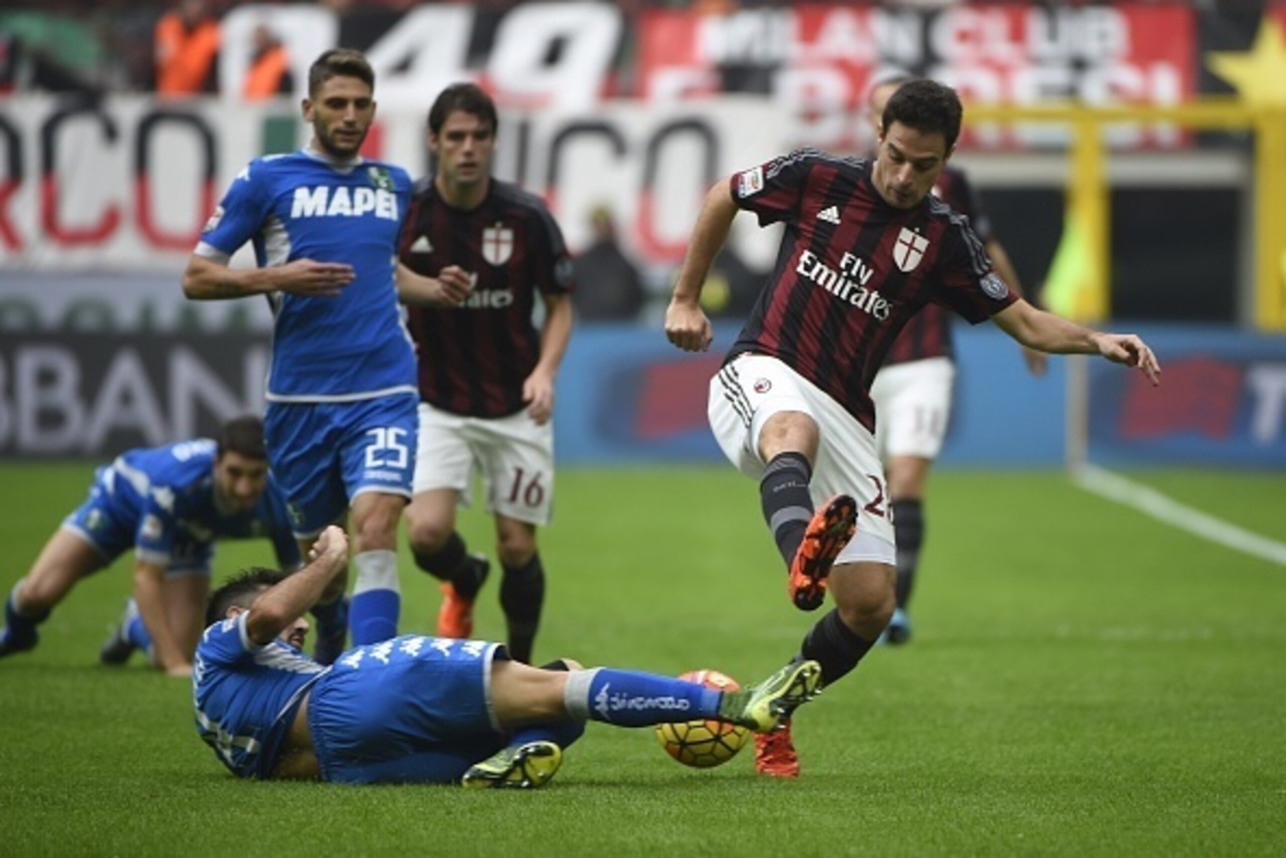 AC Milan's midfielder from Italy Giacomo Bonaventura (R) fights for the ball with Sassuolo's defender from Croatia Sime Vrsaljko during the Italian Serie A football match AC Milan vs Sassuolo on October 25, 2015 at the San Siro Stadium stadium in Milan. A