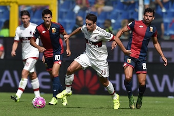 GENOA, ITALY - SEPTEMBER 27:  Giacomo Bonaventura (L) of AC Milan is challenged by Tomas Rincon of Genoa CFC during the Serie A match between Genoa CFC and AC Milan at Stadio Luigi Ferraris on September 27, 2015 in Genoa, Italy.  (Photo by Valerio Pennici