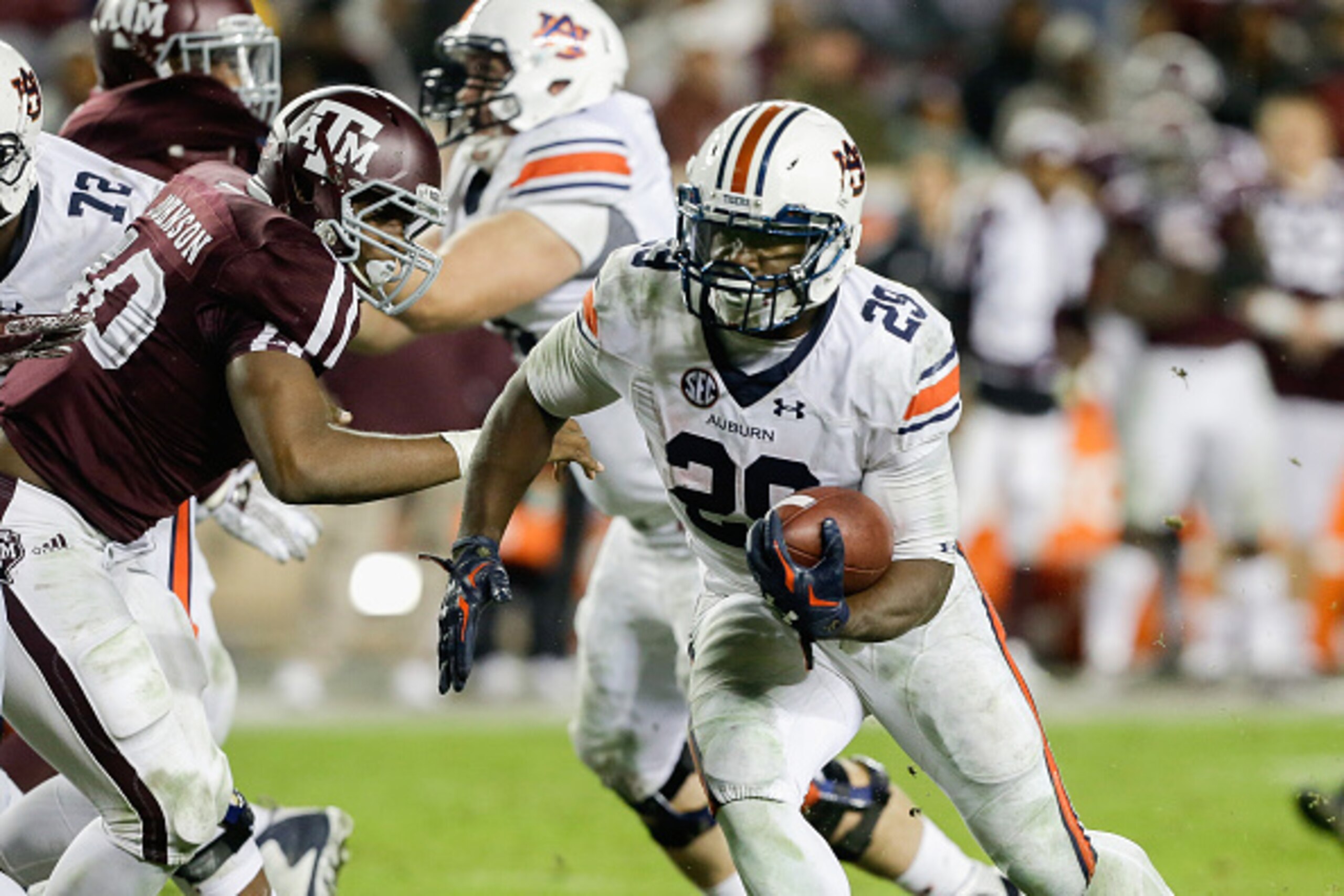 COLLEGE STATION, TX - NOVEMBER 07:  Jovon Robinson #29 of the Auburn Tigers rushes past Jarrett Johnson #40 of the Texas A&M Aggies in the fourth quarter at Kyle Field on November 7, 2015 in College Station, Texas.  (Photo by Bob Levey/Getty Images)