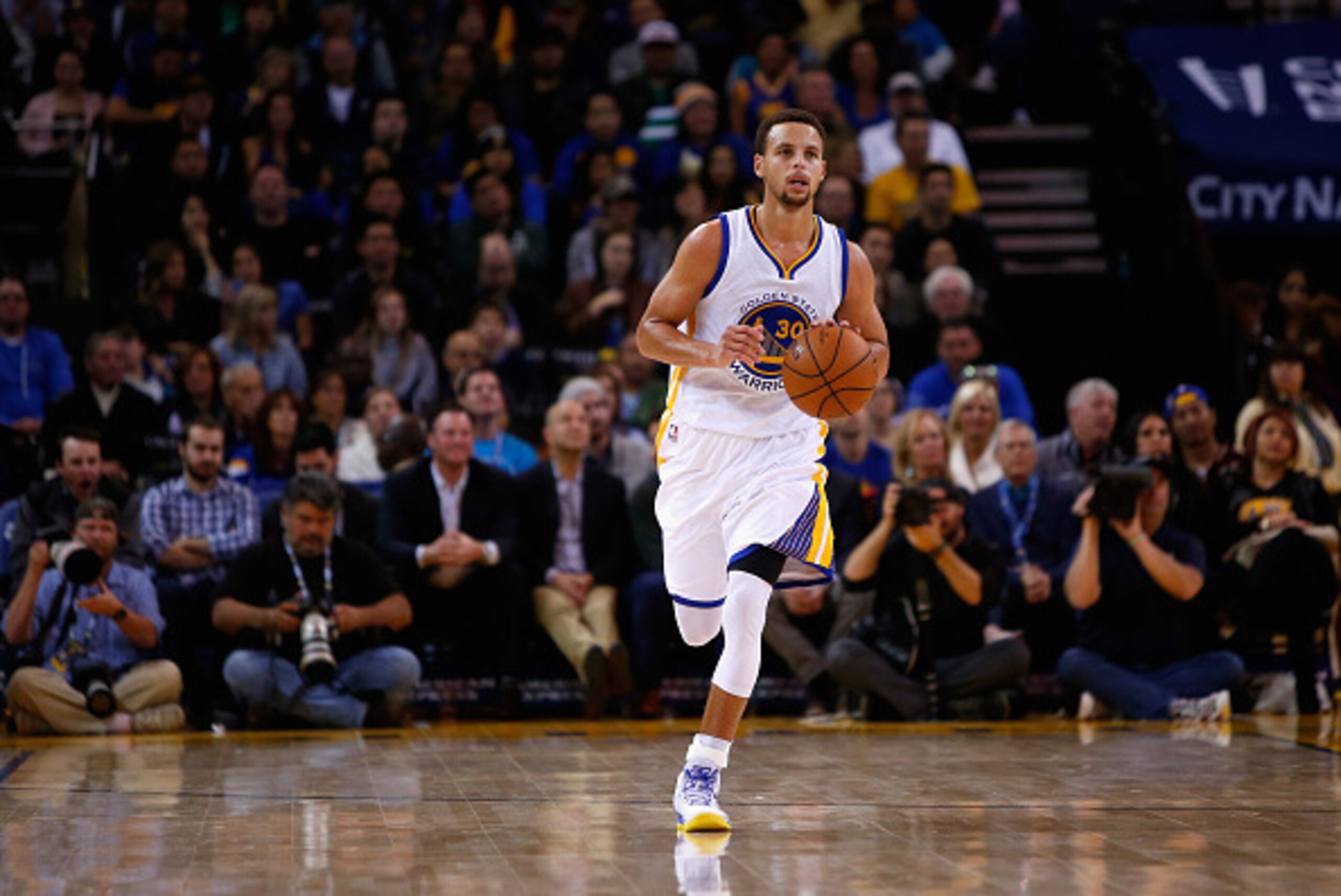 OAKLAND, CA - NOVEMBER 09:  Stephen Curry #30 of the Golden State Warriors dribbles the ball during their game against the Detroit Pistons at ORACLE Arena on November 9, 2015 in Oakland, California.  NOTE TO USER: User expressly acknowledges and agrees th