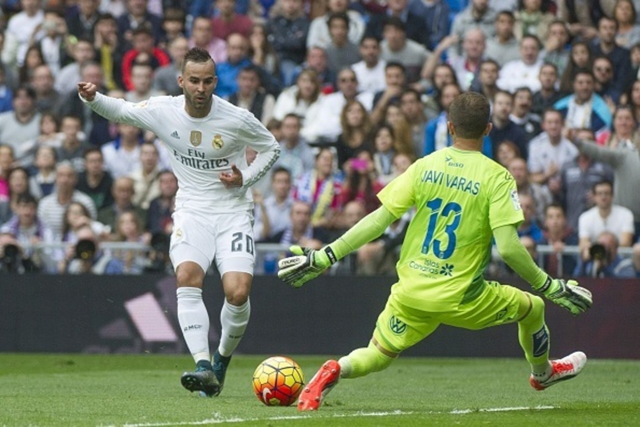 Real Madrid's forward Jese Rodriguez (L) vies with Las Palmas' goalkeeper Javi Varas during the Spanish league football match Real Madrid CF vs UD Las Palmas at the Santiago Bernabeu stadium in Madrid on October 31, 2015. AFP PHOTO / CURTO DE LA TORRE Real Madrid's forward Jese Rodriguez (L) vies with Las Palmas' goalkeeper Javi Varas during the Spanish league football match Real Madrid CF vs UD Las Palmas at the Santiago Bernabeu stadium in Madrid on October 31, 2015. AFP PHOTO / CURTO DE LA TORRE