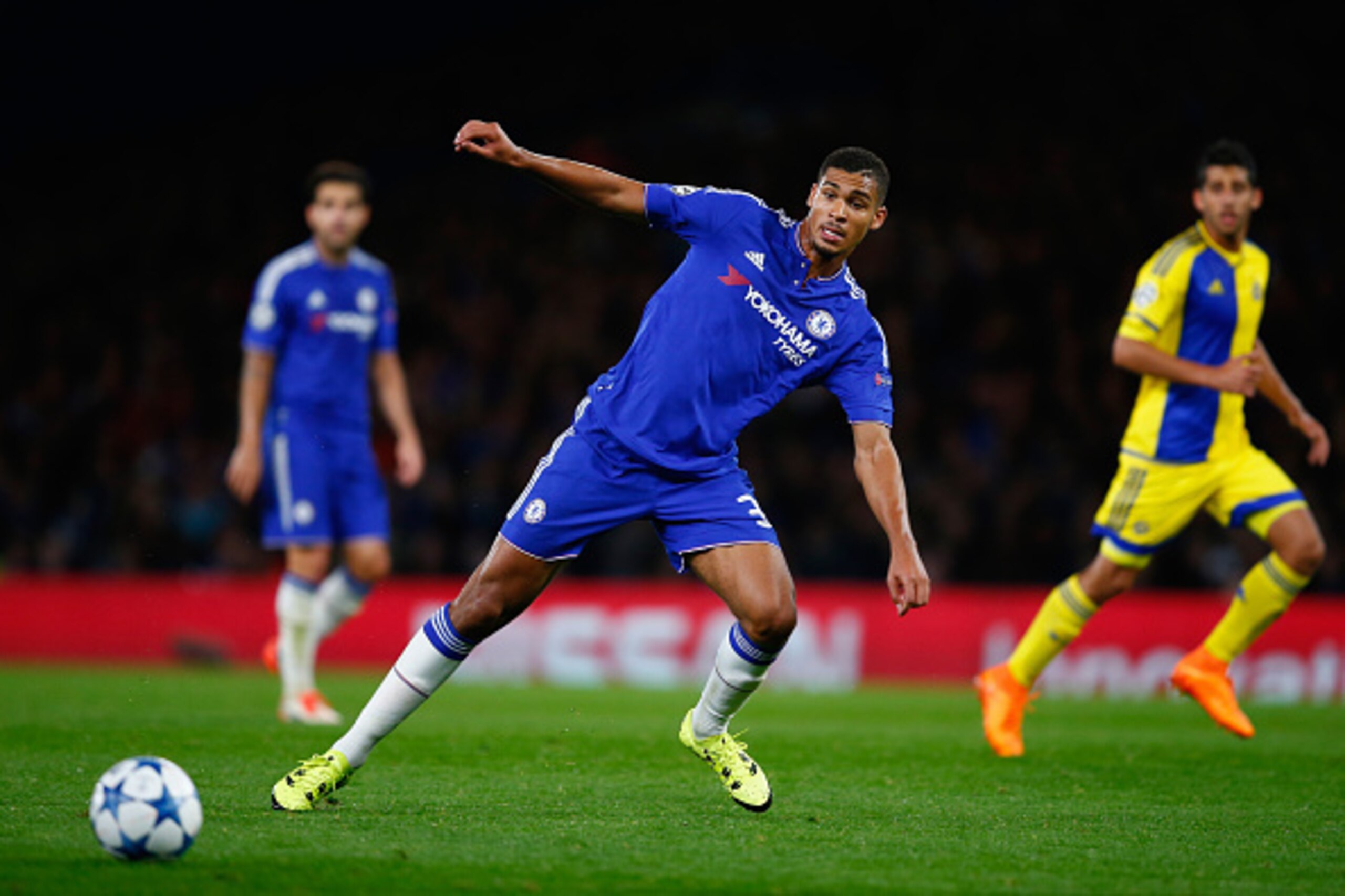 LONDON, ENGLAND - SEPTEMBER 16:  Ruben Loftus-Cheek of Chelsea on the ball during the UEFA Chanmpions League group G match between Chelsea and Maccabi Tel-Aviv FC at Stamford Bridge on September 16, 2015 in London, United Kingdom.  (Photo by Laurence Grif
