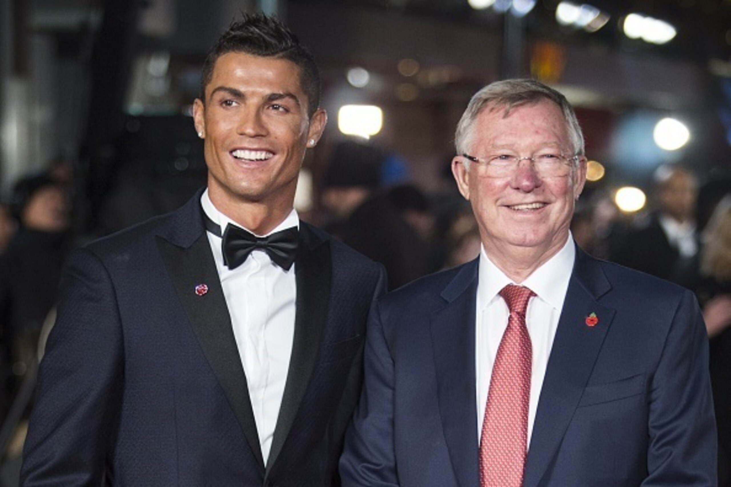 Real Madrid's Portuguese forward Cristiano Ronaldo (L) poses with former Manchester United manager Sir Alex Ferguson at the world premiere of the film Ronaldo in central London on November 9, 2015.
AFP PHOTO / JACK TAYLOR        (Photo credit should read 