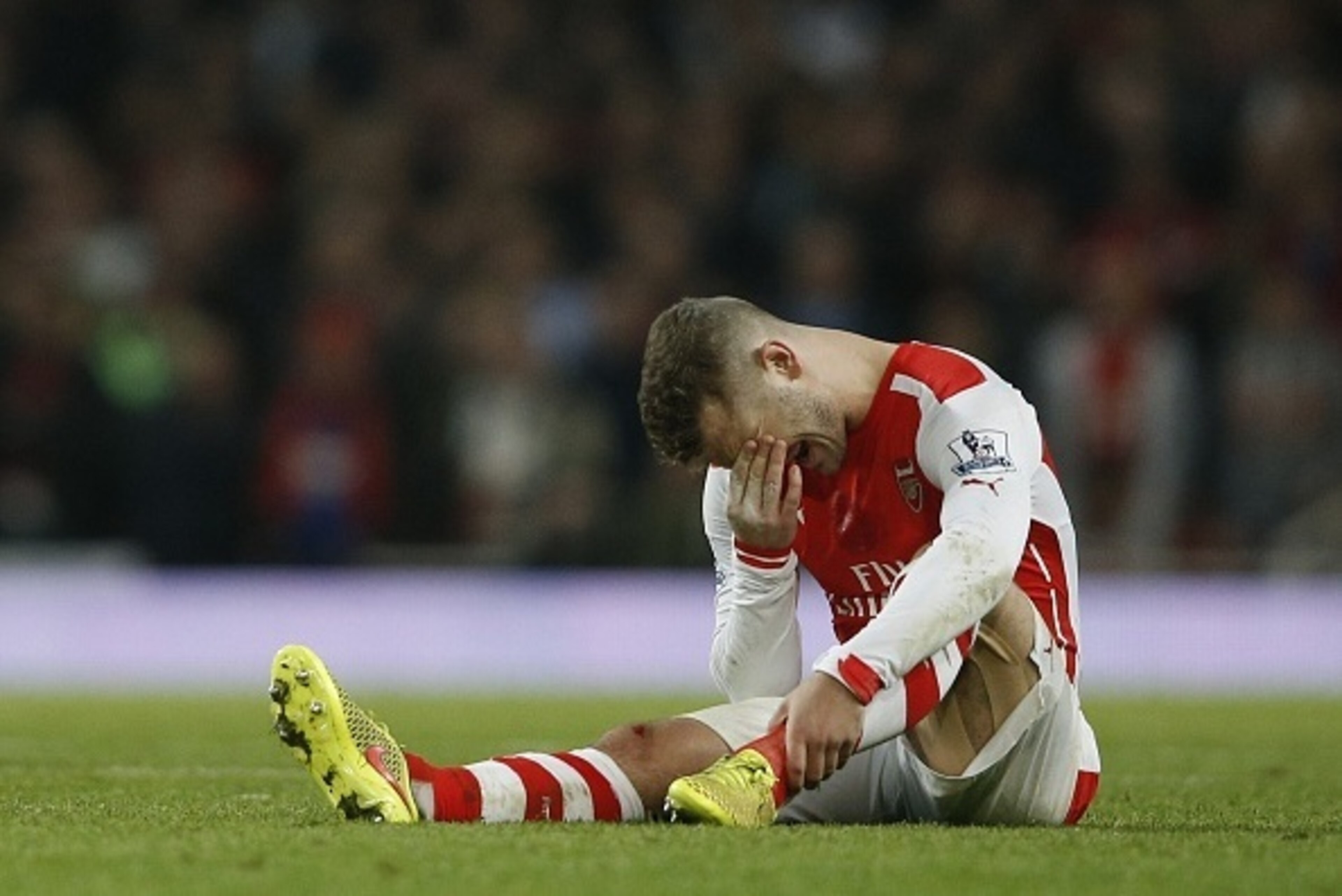Arsenal's English midfielder Jack Wilshere lies injured during the English Premier League football match between Arsenal and Manchester United at the Emirates Stadium in London on November 22, 2014. AFP PHOTO/ADRIAN DENNIS

RESTRICTED TO EDITORIAL USE. NO