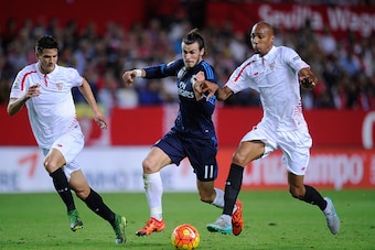 SEVILLE, SPAIN - NOVEMBER 08:  Gareth Bale of Real Madrid gets past Marco Andreolli and Steven N'Zonzi of Sevilla FC during the La Liga match between Sevilla FC and Real Madrid CF at Estadio Ramon Sanchez Pizjuan on November 8, 2015 in Seville, Spain.  (P