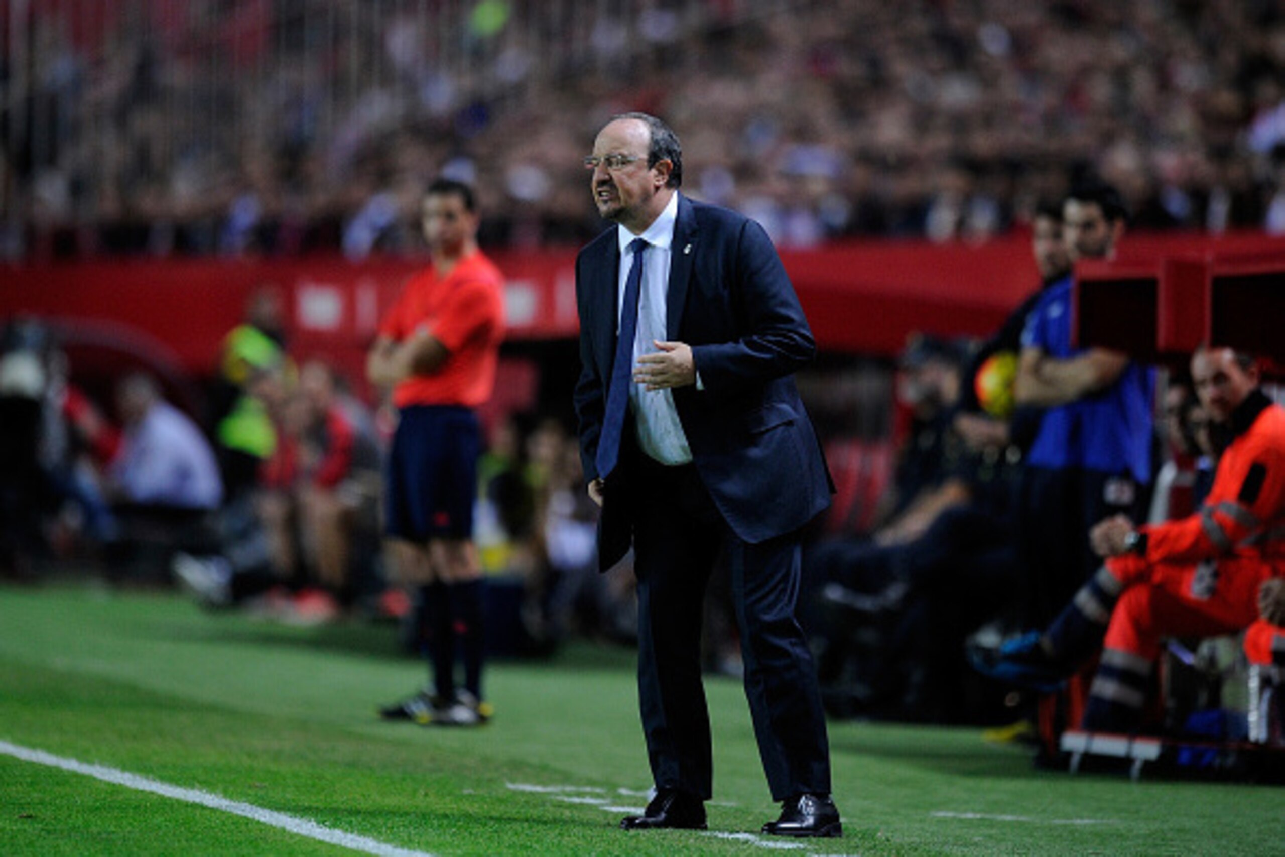 SEVILLE, SPAIN - NOVEMBER 08: Real Madrid manager Rafa Benitez shouts from the sidelines during the La Liga match between Sevilla FC and Real Madrid CF at Estadio Ramon Sanchez Pizjuan on November 8, 2015 in Seville, Spain. (Photo by Denis Doyle/Getty I SEVILLE, SPAIN - NOVEMBER 08: Real Madrid manager Rafa Benitez shouts from the sidelines during the La Liga match between Sevilla FC and Real Madrid CF at Estadio Ramon Sanchez Pizjuan on November 8, 2015 in Seville, Spain. (Photo by Denis Doyle/Getty I