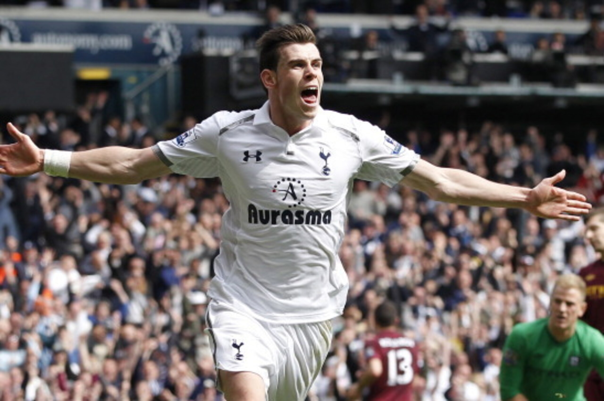 Tottenham Hotspur's Welsh midfielder Gareth Bale celebrates scoring their third goal during the English Premier League football match between Tottenham Hotspur and Manchester City at White Hart Lane in north London on April 21, 2013. AFP PHOTO / IAN KINGT