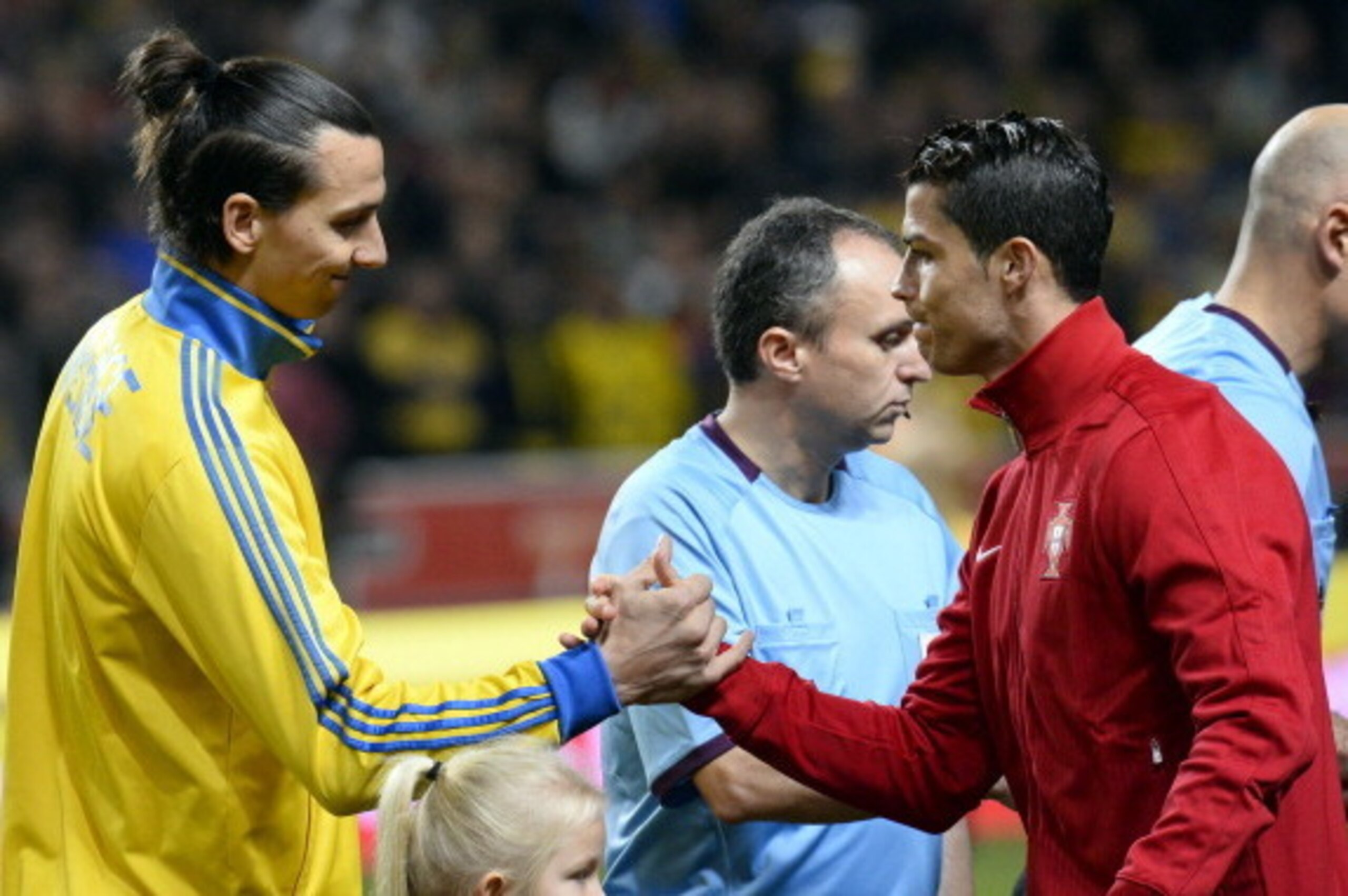 Sweden's forward Zlatan Ibrahimovic (L) shakes hands with Portugal's defender Cristiano Ronaldo prior to the Friends Arena in Solna, near Stockholm on November 19, 2013 during the FIFA 2014 World Cup playoff football match Sweden vs Portugal. AFP PHOTO/ J