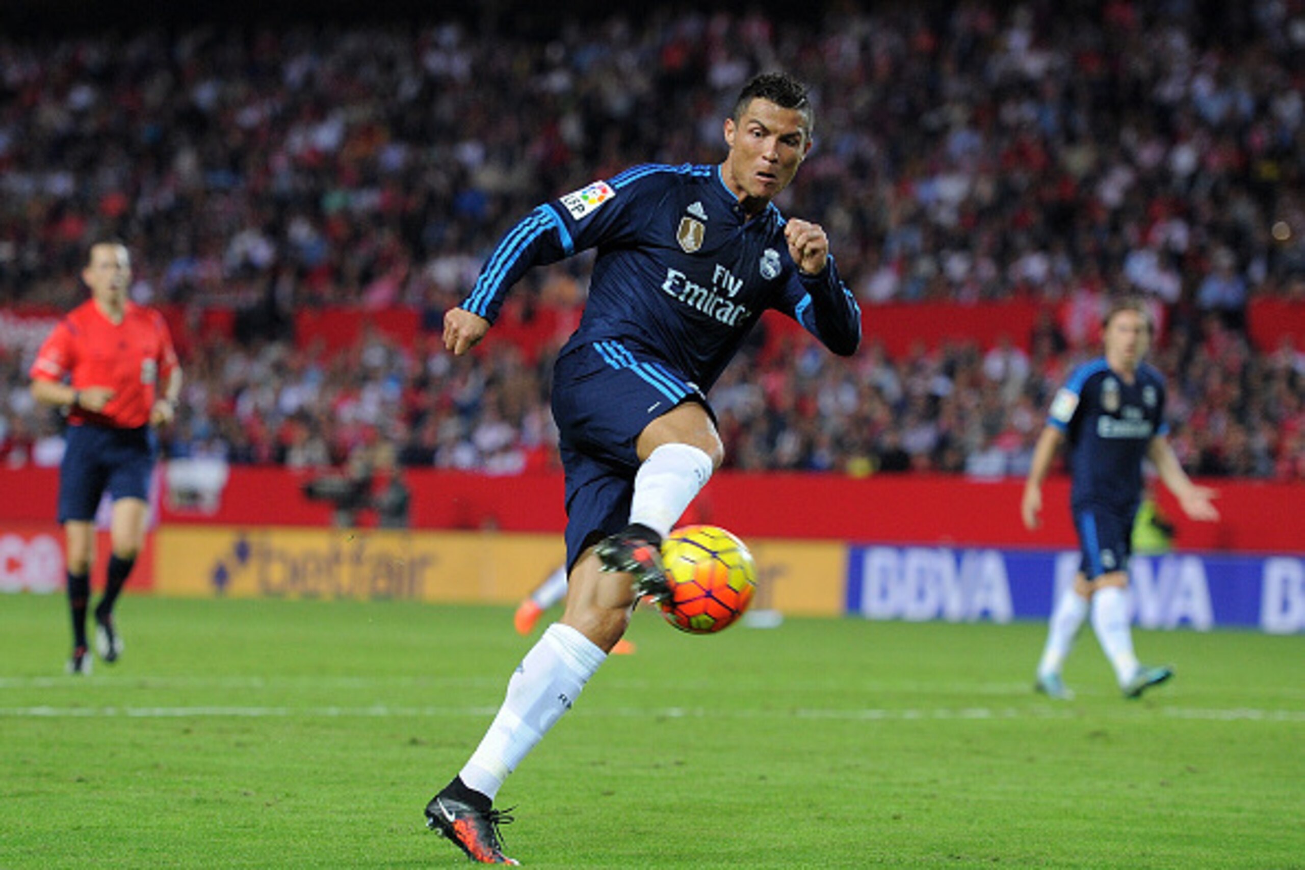 SEVILLE, SPAIN - NOVEMBER 08:  Cristiano Ronaldo of Real Madrid shoots at goal during the La Liga match between Sevilla FC and Real Madrid CF at Estadio Ramon Sanchez Pizjuan on November 8, 2015 in Seville, Spain.  (Photo by Denis Doyle/Getty Images)