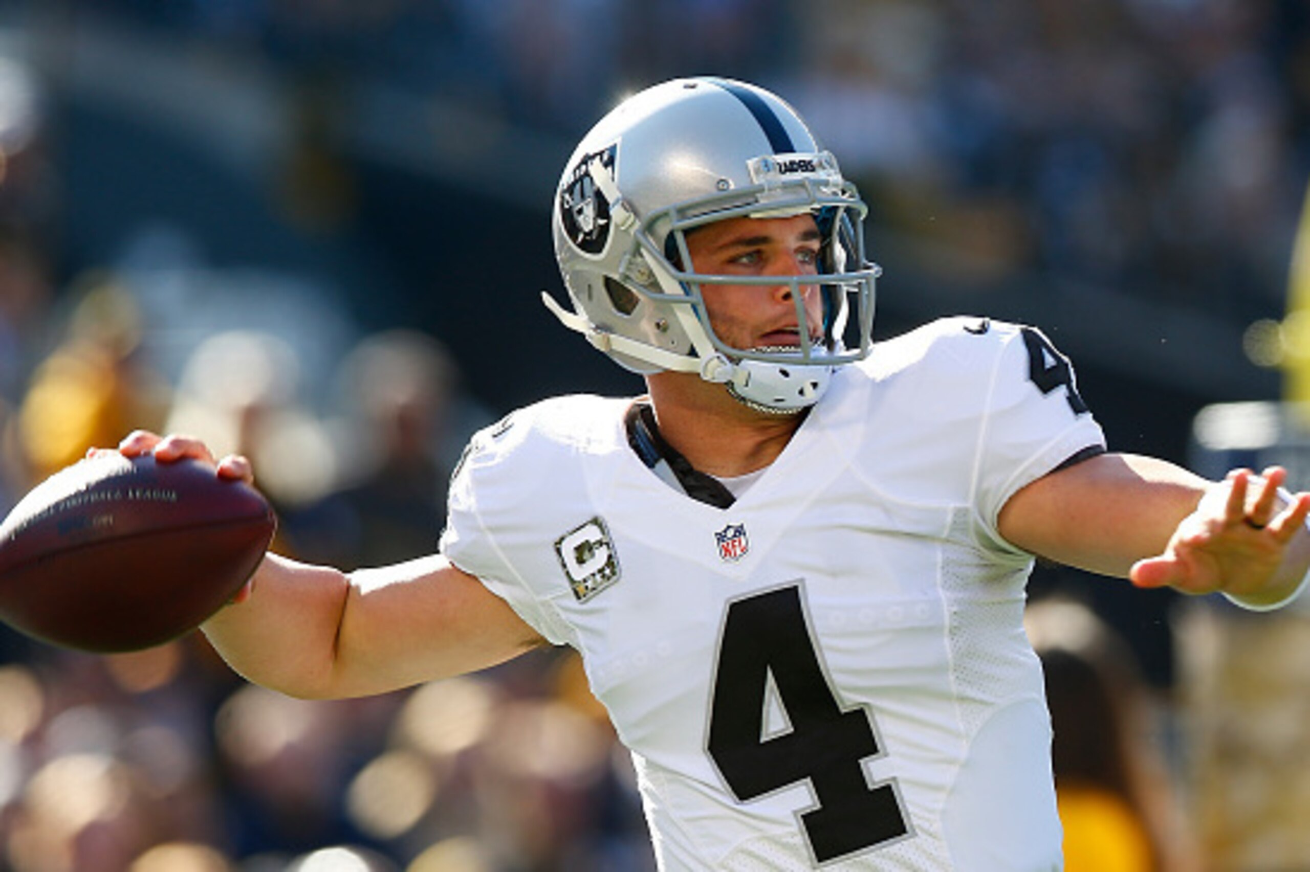 PITTSBURGH, PA - NOVEMBER 08: Derek Carr #4 of the Oakland Raiders looks to pass in the 2nd quarter of the game against the Pittsburgh Steelers at Heinz Field on November 8, 2015 in Pittsburgh, Pennsylvania. (Photo by Jared Wickerham/Getty Images) PITTSBURGH, PA - NOVEMBER 08: Derek Carr #4 of the Oakland Raiders looks to pass in the 2nd quarter of the game against the Pittsburgh Steelers at Heinz Field on November 8, 2015 in Pittsburgh, Pennsylvania. (Photo by Jared Wickerham/Getty Images)
