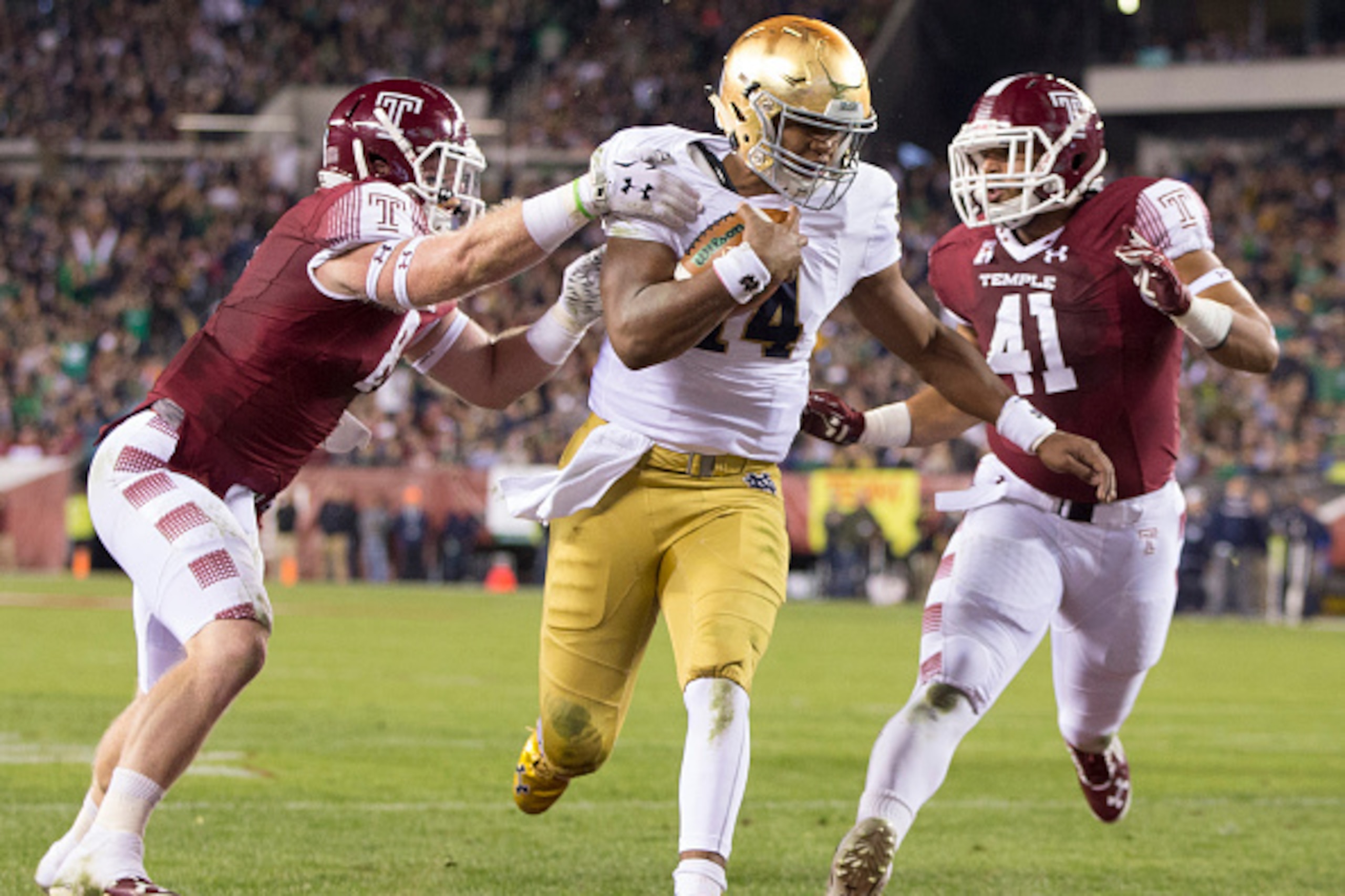 PHILADELPHIA, PA - OCTOBER 31: DeShone Kizer #14 of the Notre Dame Fighting Irish runs past Tyler Matakevich #8 and Jarred Alwan #41 of the Temple Owls to score a touchdown in the first quarter on October 31, 2015 at Lincoln Financial Field in Philadelphi