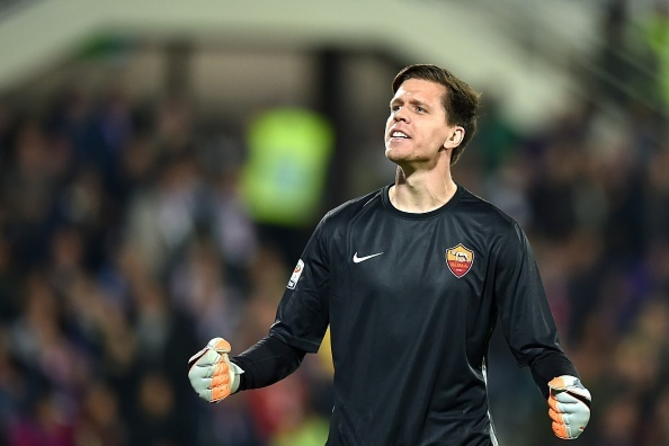 Roma's goalkeeper from Poland Wojciech Szczesny celebrates after teammate Roma's forward from Ivory Coast Gervinho scored during the Italian Serie A football match Fiorentina vs AS Roma on October 25, 2015 at the Artemio Franchi stadium in Florence. AFP P