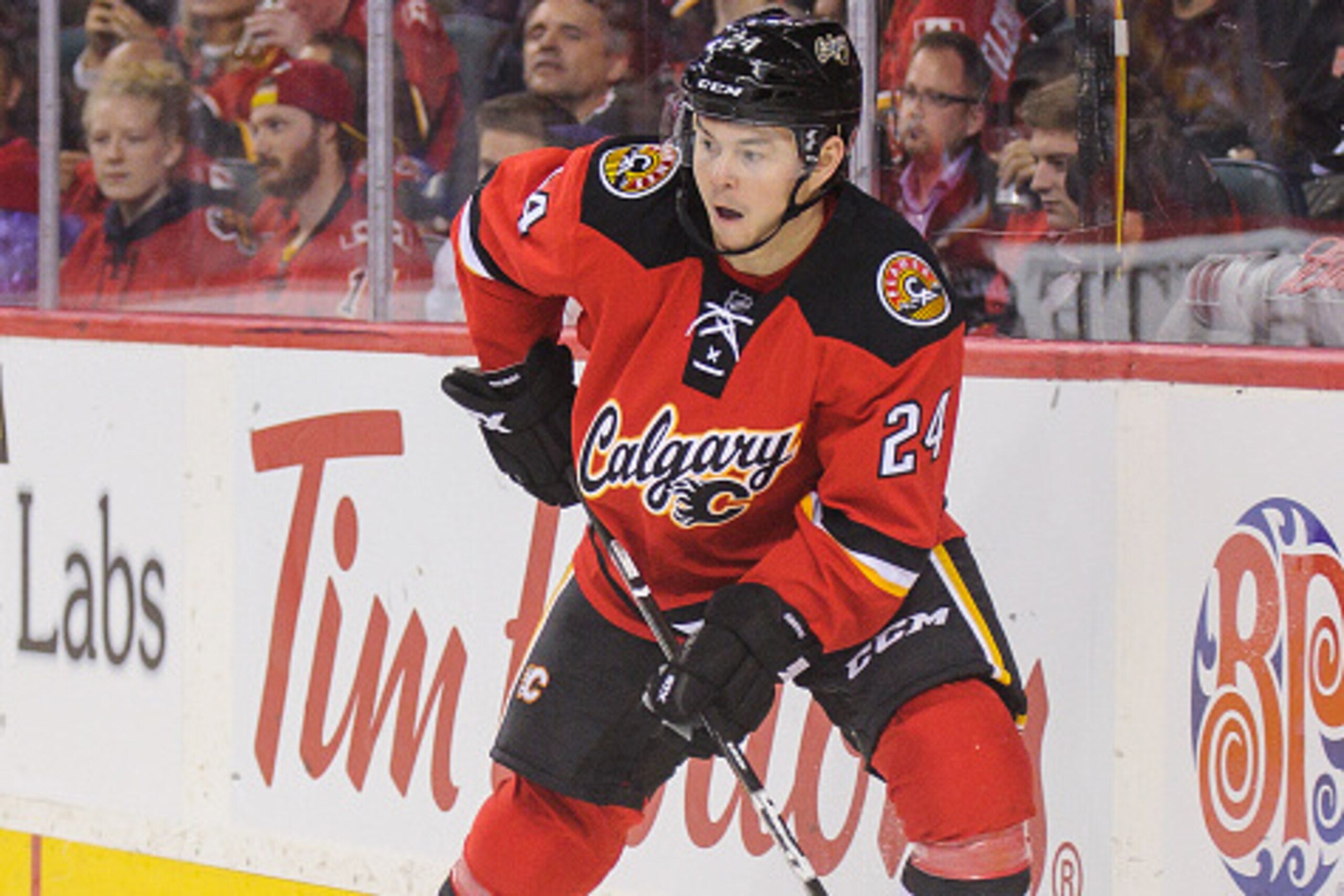 CALGARY, AB - NOVEMBER 7: Jiri Hudler #24 of the Calgary Flames skates against the Pittsburgh Penguins during an NHL game at Scotiabank Saddledome on November 7, 2015 in Calgary, Alberta, Canada. (Photo by Derek Leung/Getty Images)