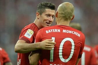 Bayern Munich's Dutch midfielder Arjen Robben (R) and Bayern Munich's Polish striker Robert Lewandowski celebrates scoring the 2-0 goal during the German first division Bundesliga football match FC Bayern Munich vs Hamburger SV at the Allianz Arena in Mun