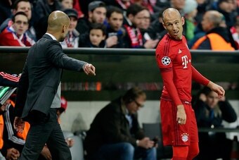(L-R) coach Josep Guardiola of Bayern Munchen, Arjen Robben of Bayern Munchen during the Champion League group F match between FC Bayern Munich and Arsenal FC on November 4, 2015 at the Allianz Arena in Munich, Germany(Photo by VI Images via Getty Images)