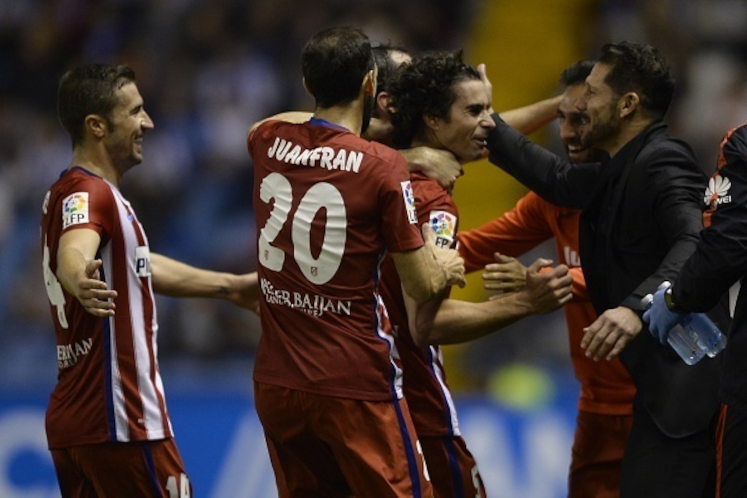 Atletico Madrid's Portuguese midfielder Tiago (L) celebrates with Argentinian coach Diego Simeone  (R) after scoring a goal during the Spanish league football match RC Deportivo La Coruna vs Club Atletico de Madrid at the Municipal de Riazor stadium in La