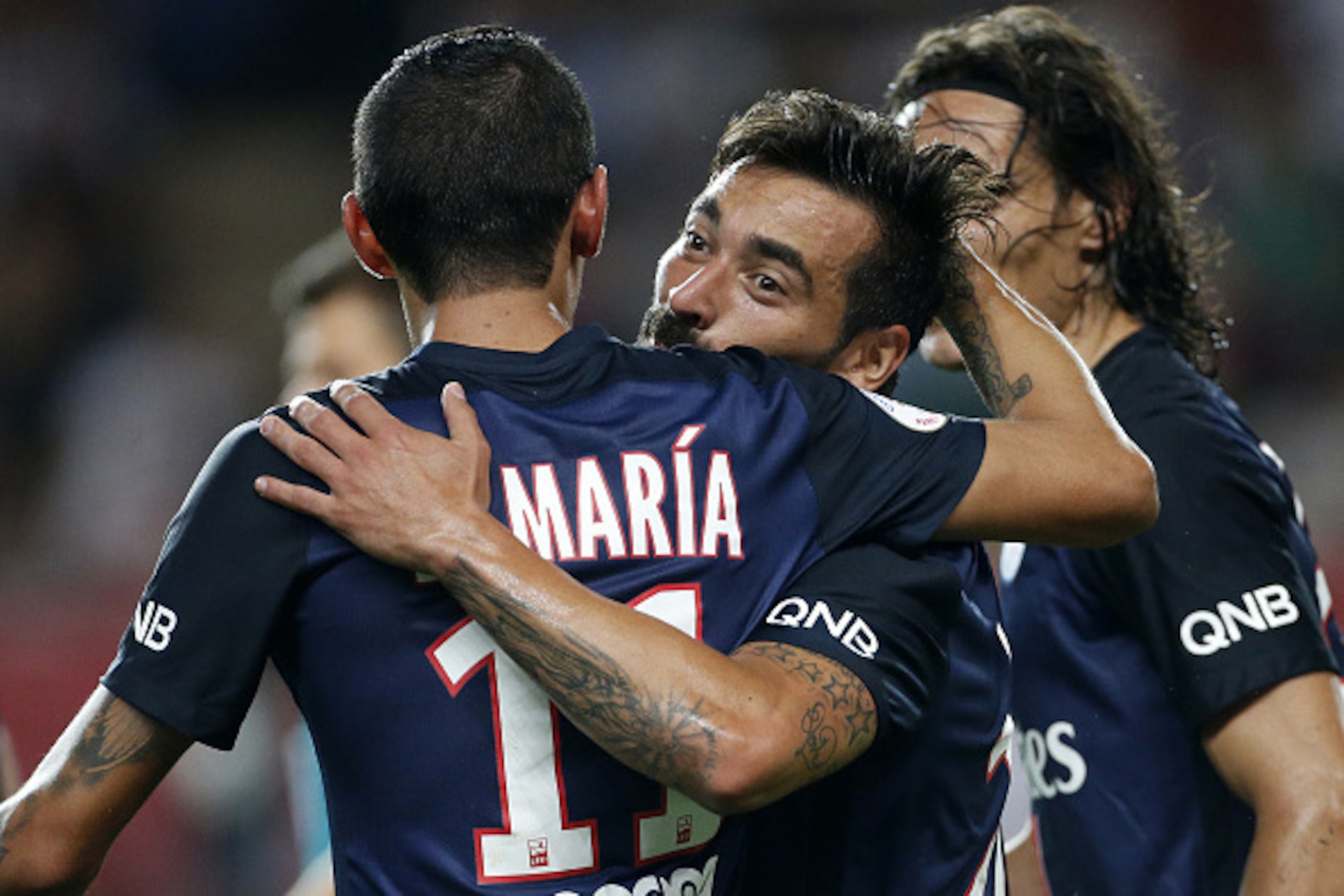 MONACO - AUGUST 30: Ezequiel Lavezzi of PSG celebrates his goal with Angel Di Maria of PSG during the French Ligue 1 match between AS Monaco and Paris Saint-Germain at Stade Louis II on August 30, 2015 in Monaco. (Photo by Jean Catuffe/Getty Images)