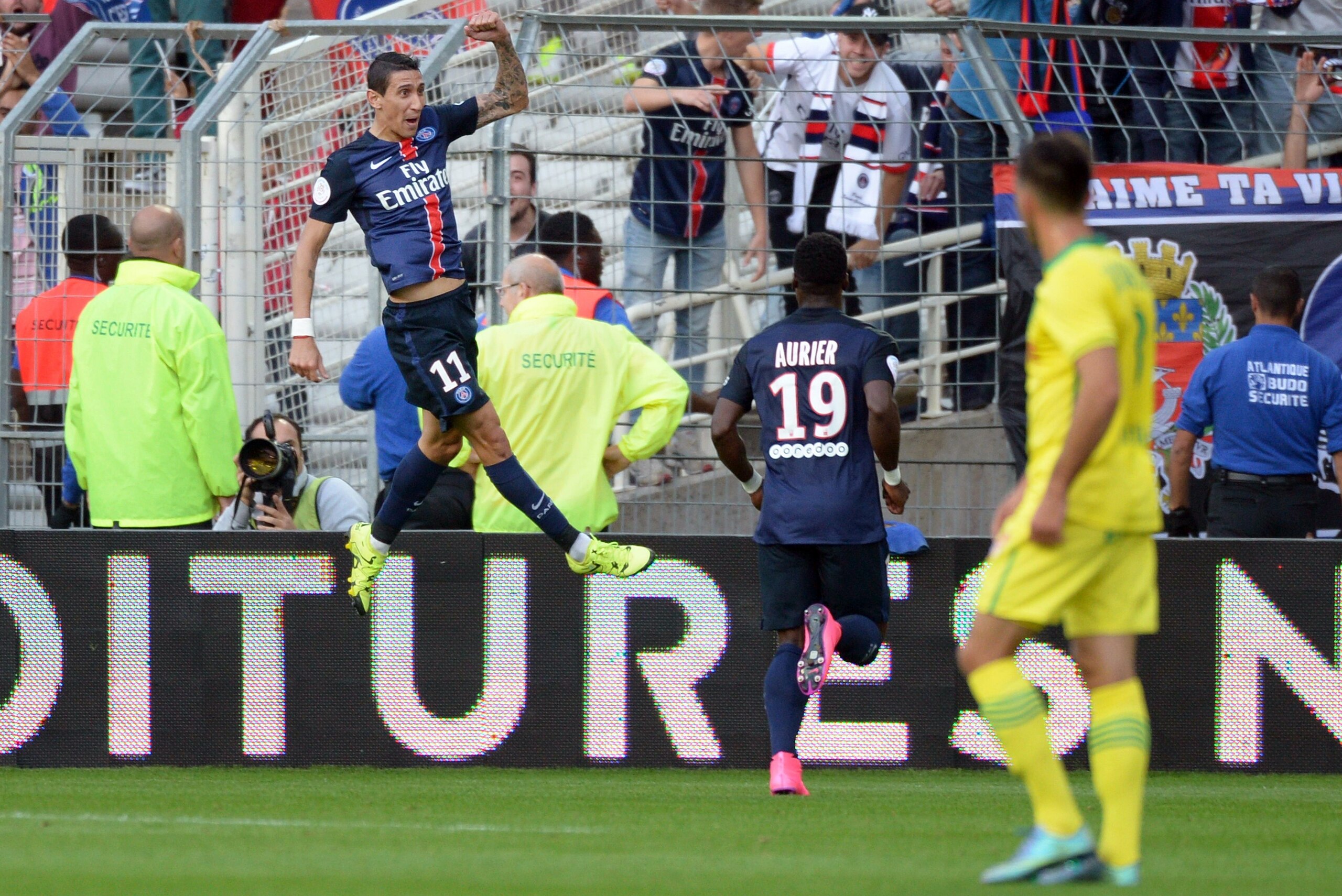 Paris Saint-Germain's Argentinian forward Angel Di Maria (L) celebrates after scoring a goal during the French L1 football match between Nantes (FCN) and Paris Saint-Germain (PSG) on September 26, 2015 at the Beaujoire stadium in Nantes, western France. A