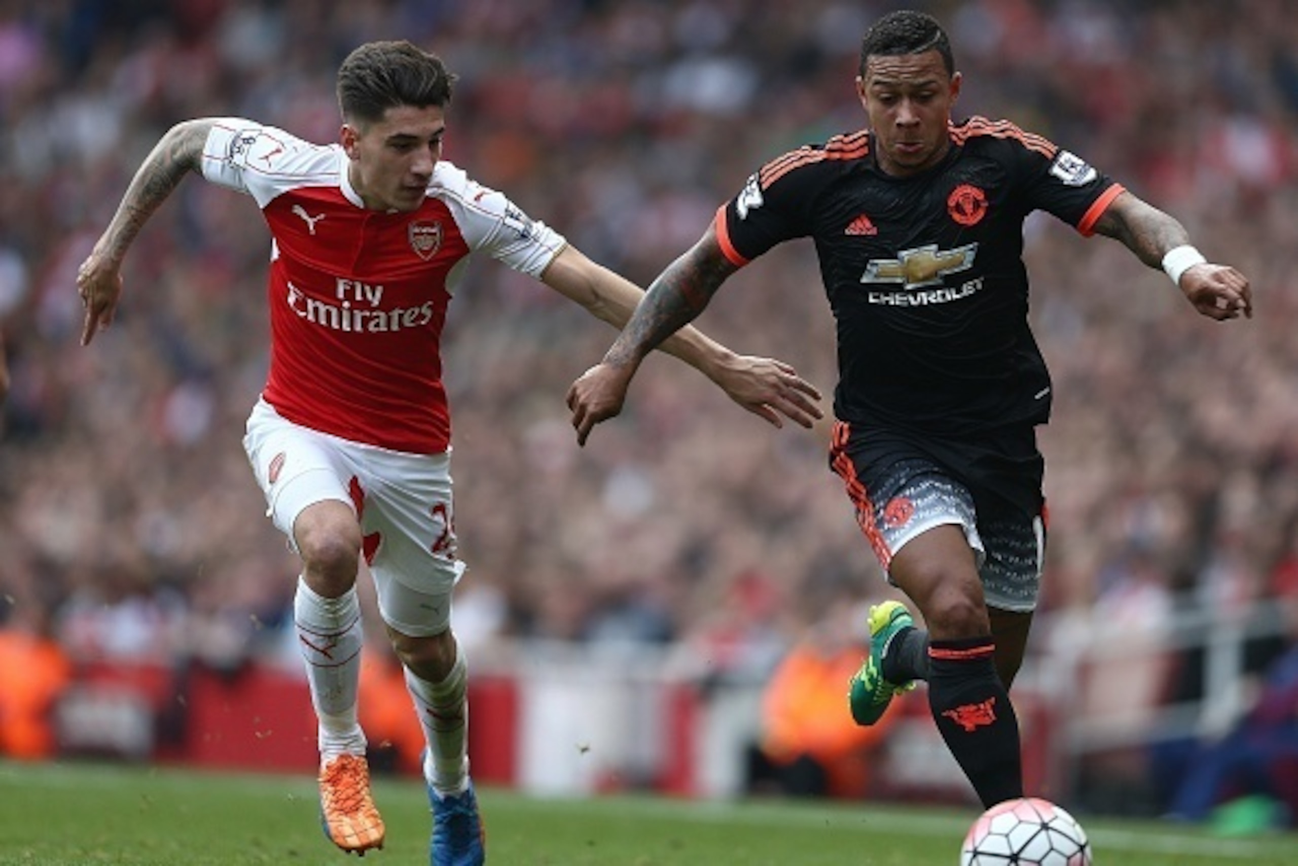 Arsenal's Spanish defender Hector Bellerin (L) vies against Manchester United's Dutch midfielder Memphis Depay during the English Premier League football match between Arsenal and Manchester United at the Emirates Stadium in London on October 4, 2015.    