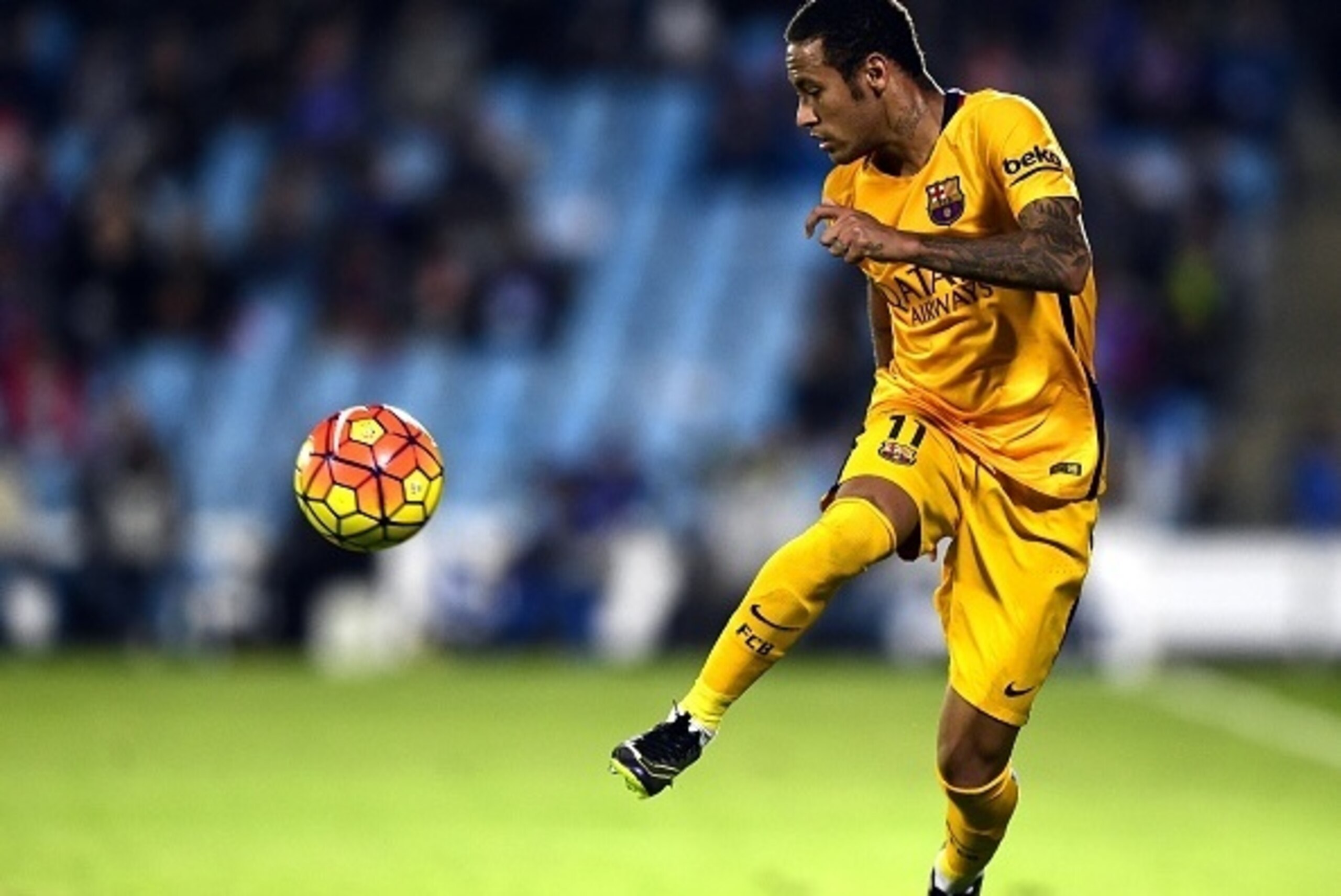 Barcelona's Brazilian forward Neymar controls a ball during the Spanish league football match Getafe CF vs FC Barcelona at the Coliseum Alfonso Perez stadium in Getafe on October 31, 2015.   AFP PHOTO / JAVIER SORIANO        (Photo credit should read JAVI