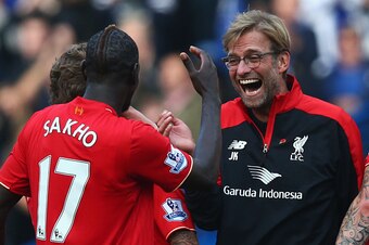 LONDON, ENGLAND - OCTOBER 31:  Jurgen Klopp (R), manager of Liverpool celebrates his team's 3-1 win with his player Mamadou Sakho (L) after the Barclays Premier League match between Chelsea and Liverpool at Stamford Bridge on October 31, 2015 in London, E