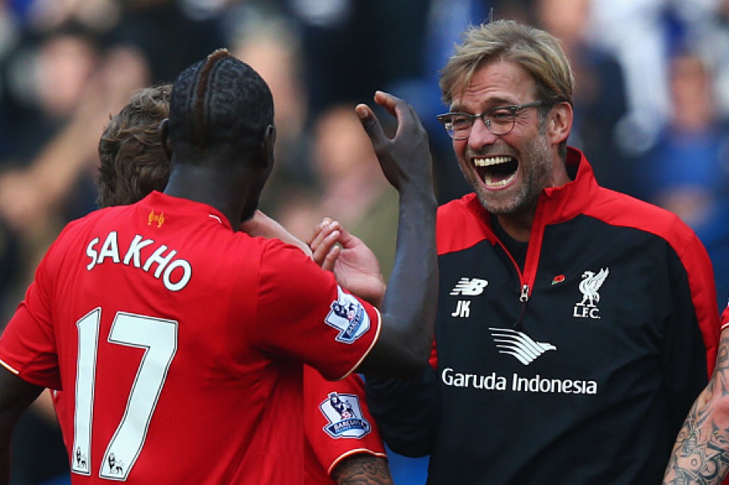 LONDON, ENGLAND - OCTOBER 31:  Jurgen Klopp (R), manager of Liverpool celebrates his team's 3-1 win with his player Mamadou Sakho (L) after the Barclays Premier League match between Chelsea and Liverpool at Stamford Bridge on October 31, 2015 in London, E