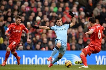 Manchester City's Argentinian striker Sergio Aguero (2nd L) vies with Liverpool's Croatian defender Dejan Lovren (R) and Liverpool's Spanish defender Alberto Moreno during the English Premier League football match between Liverpool and Manchester City at 