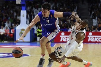 Anadolu Efes Istanbul's Croatian forward Dario Saric (L) vies with Real Madrid's US forward Marcus Slaughter during the Euroleague playoff basketball match Real Madrid vs Anadolu Efes Istambul at the Barclaycard Center in Madrid on April 15, 2015.   AFP P