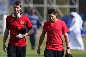 Manchester United players David De Gea (L) and Javier Hernandez (R) arrive for a training session at the Aspire Academy for Sports Excellence in the Qatari capital Doha, on January 22, 2013. The squad is in Doha for a four day training camp. AFP PHOTO / A