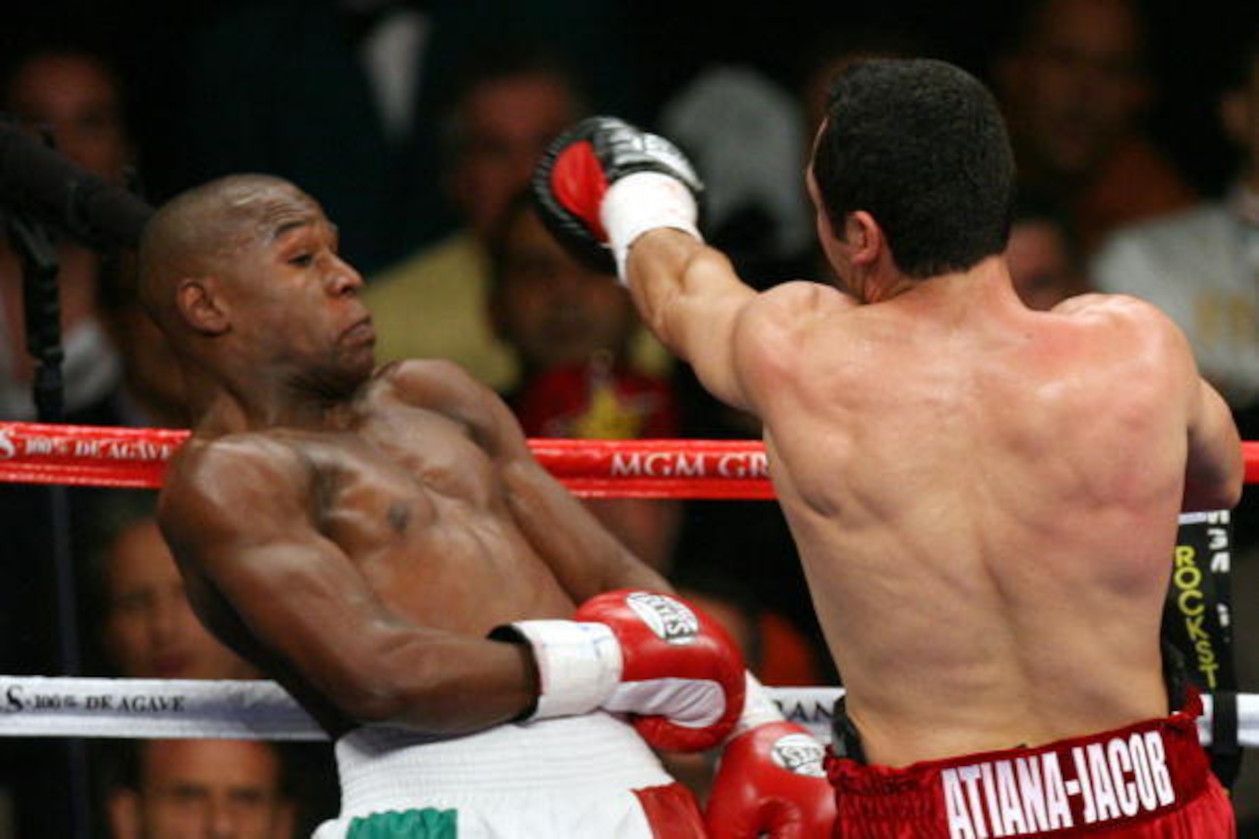 Las Vegas, UNITED STATES: Oscar De la Hoya (R) misses Floyd Mayweather during their WBC Super Welterweight World Championship, in Las Vegas, Nevada, 05 May 2007. Floyd Mayweather remained undefeated by winning a 12-round split decision over Oscar de la Ho Las Vegas, UNITED STATES: Oscar De la Hoya (R) misses Floyd Mayweather during their WBC Super Welterweight World Championship, in Las Vegas, Nevada, 05 May 2007. Floyd Mayweather remained undefeated by winning a 12-round split decision over Oscar de la Ho