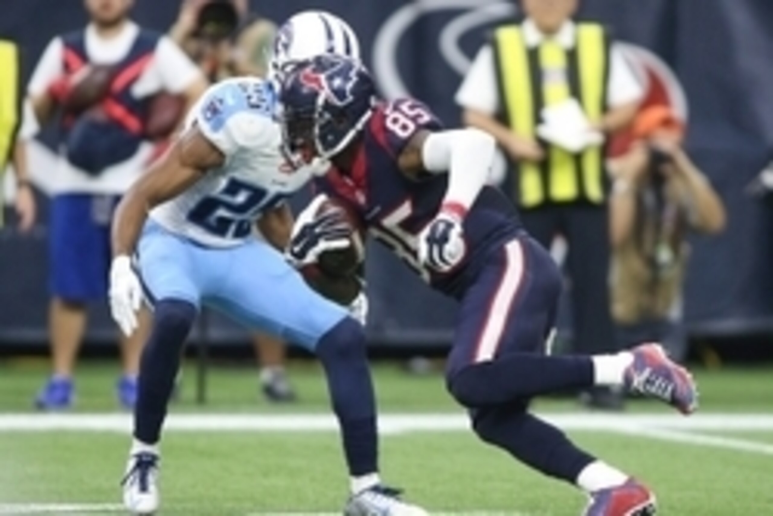 Nov 1, 2015; Houston, TX, USA; Houston Texans wide receiver Nate Washington (85) makes a reception as Tennessee Titans cornerback Blidi Wreh-Wilson (25) defends during the game at NRG Stadium. Mandatory Credit: Troy Taormina-USA TODAY Sports Nov 1, 2015; Houston, TX, USA; Houston Texans wide receiver Nate Washington (85) makes a reception as Tennessee Titans cornerback Blidi Wreh-Wilson (25) defends during the game at NRG Stadium. Mandatory Credit: Troy Taormina-USA TODAY Sports